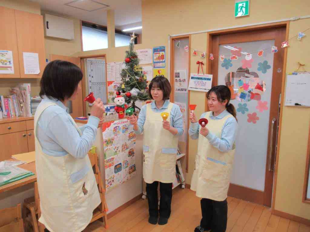 先生たちも、ハンドベルの練習をがんばっています。当日、子どもたちが喜んでくれるかな？！