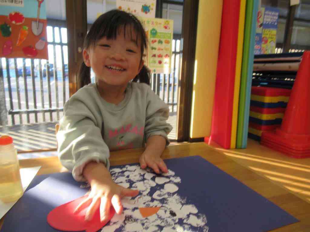 手袋を貼って、お顔をかわいく描いたよ～