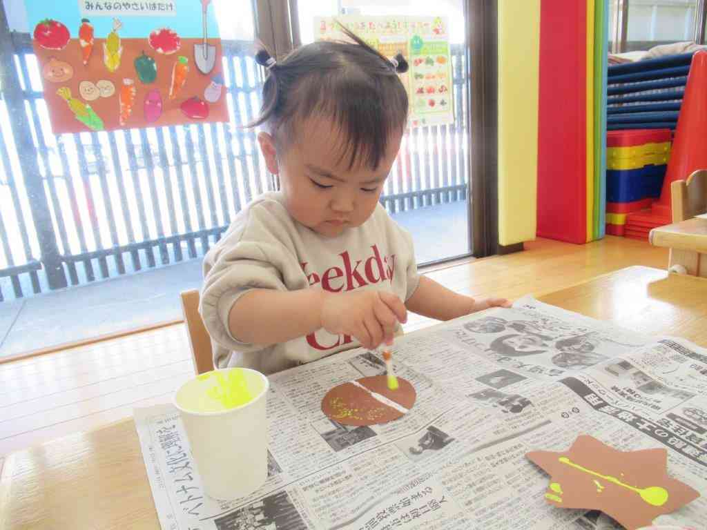 絵の具の中で玉を転がしたり、綿棒スタンプを使って、チョコレートにソースをかけて、トッピングをしてみました。