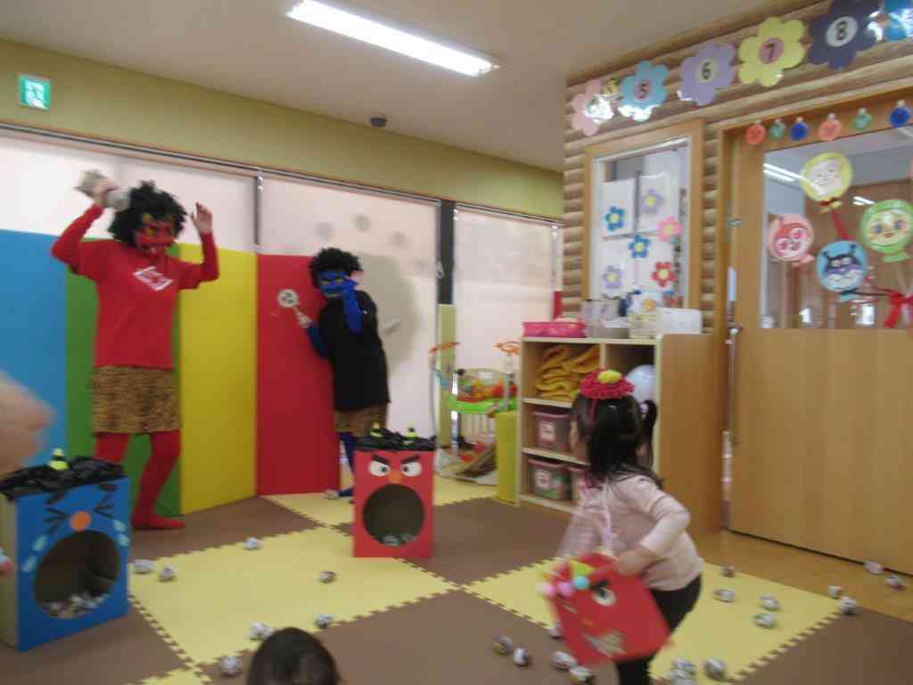 ３歳児さんが一生懸命、豆を投げて鬼を追い払ってくれました。