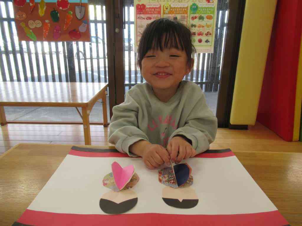 「なんだかちょうちょみたい！」と立体的な着物に喜ぶ３歳児さん