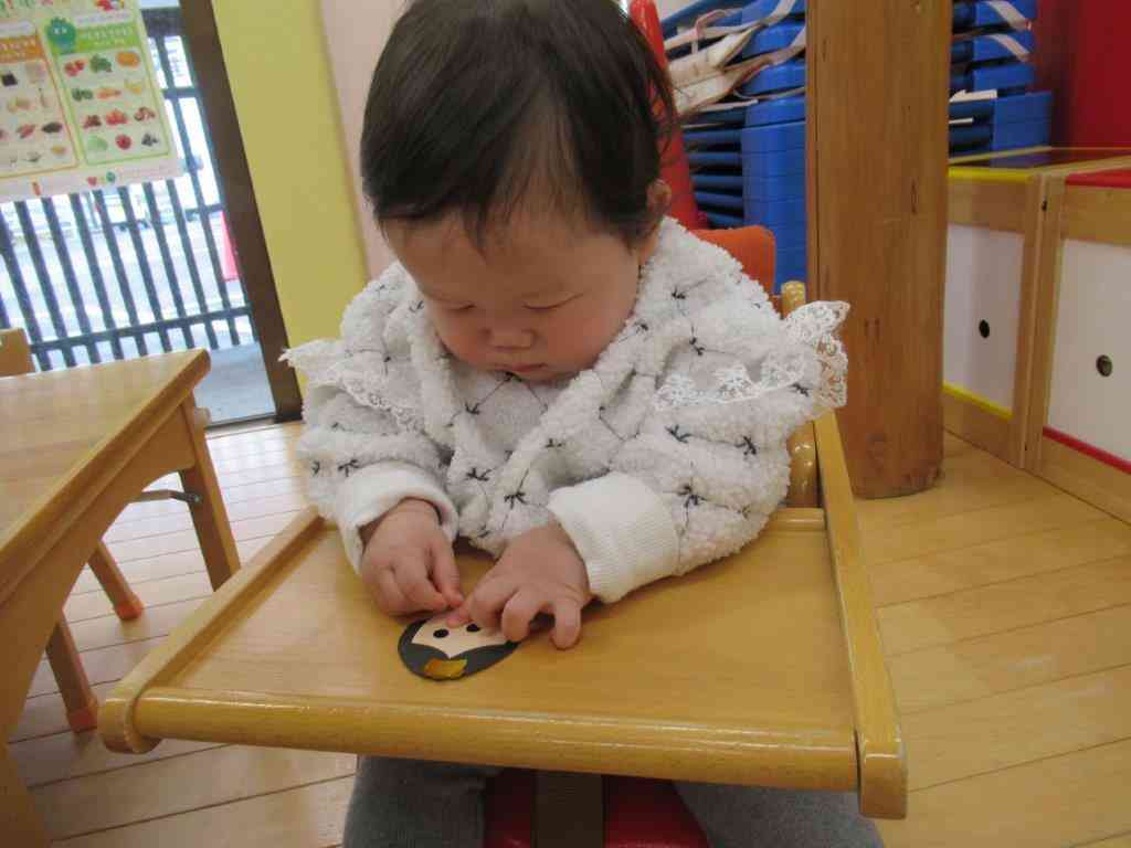 一番小さい０歳児さんも、真剣な表情でおひなさまを作っていましたよ。