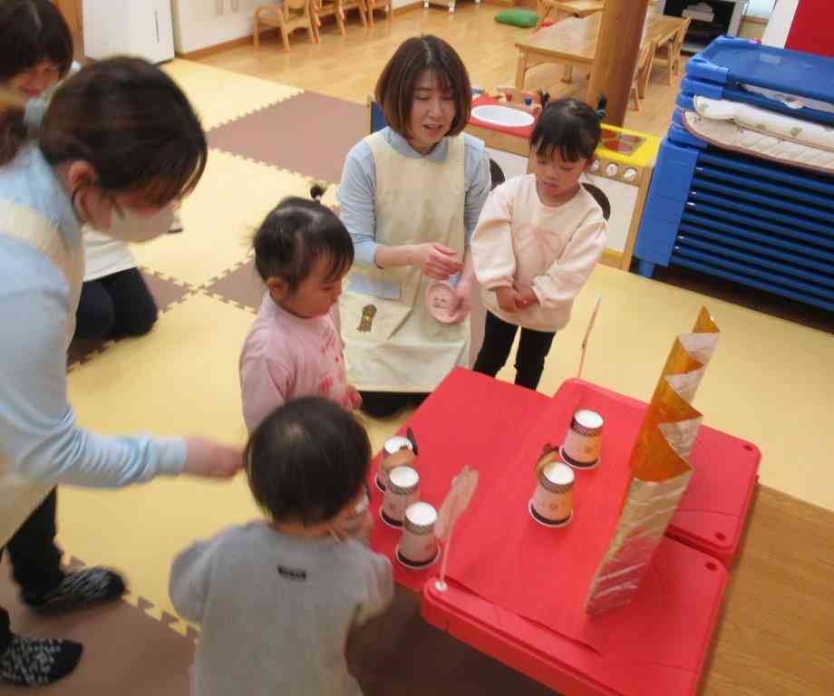 可愛らしく完成したおひなさまをみんなで飾りました。