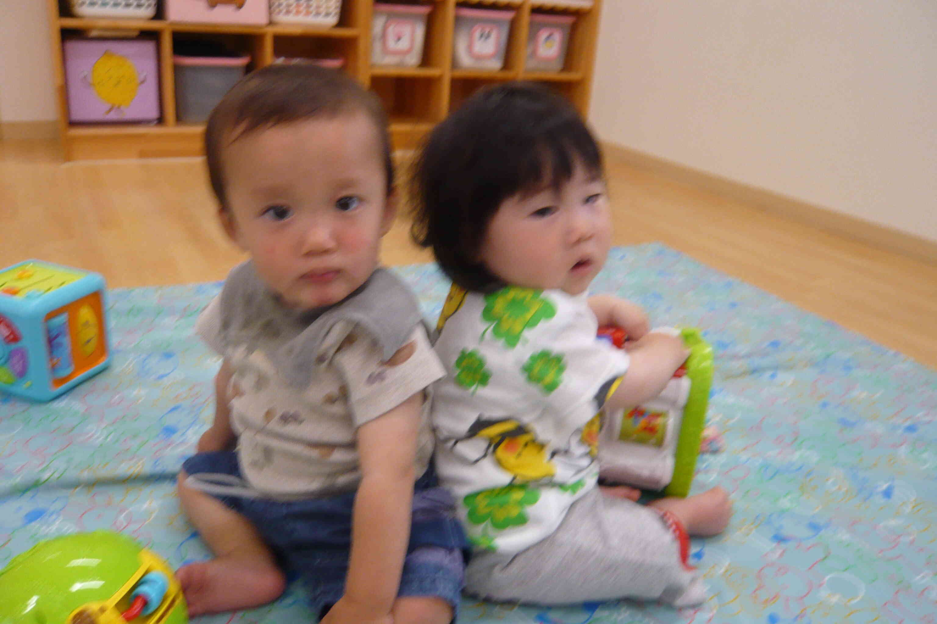 背中と背中と合わせっこ