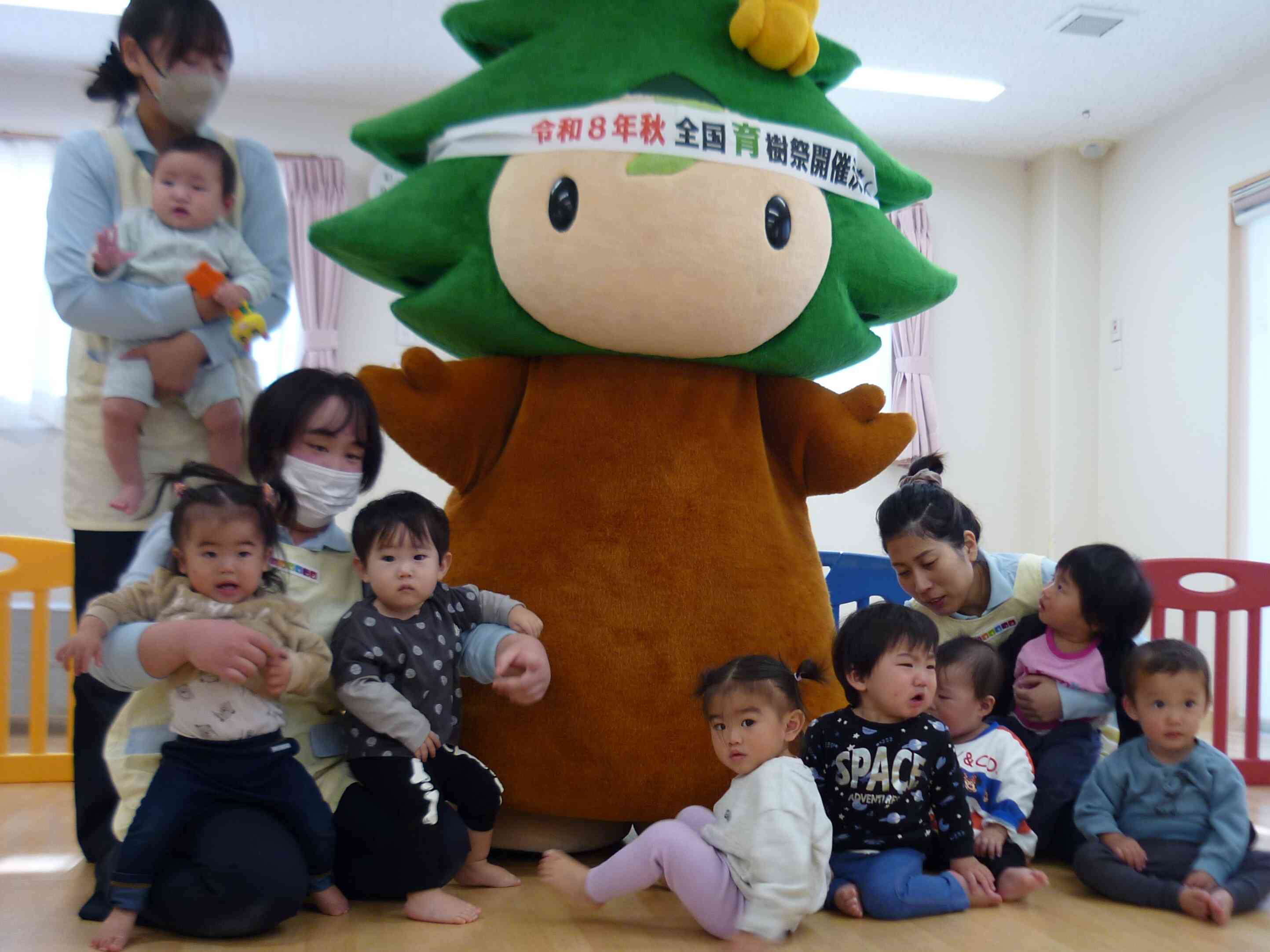 キノピーが遊びに来てくれたよ♪《キノピー教室》｜ニチイキッズきのかわ保育園｜ニチイキッズ
