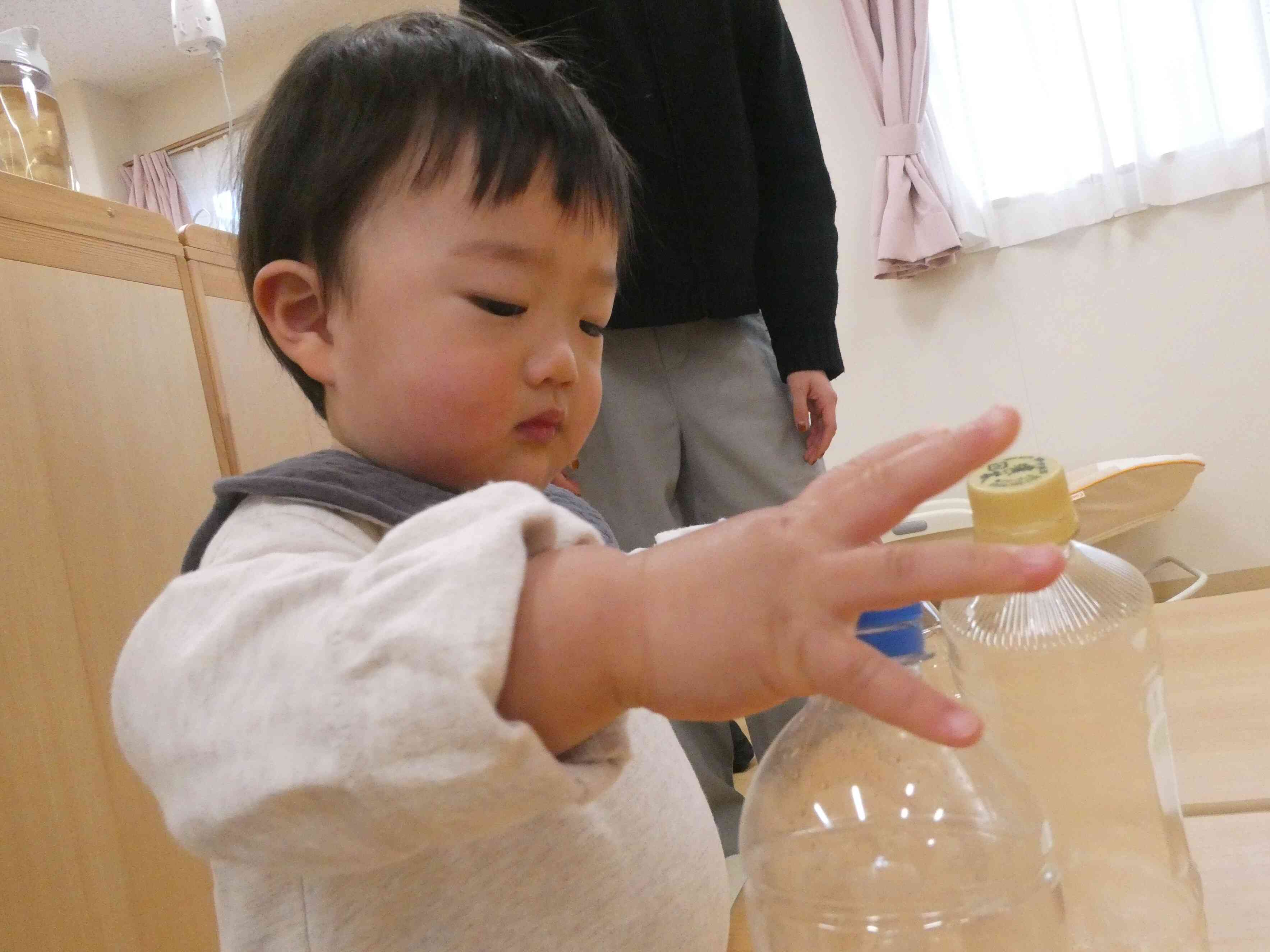 ペットボトルをそーっと立てて…
