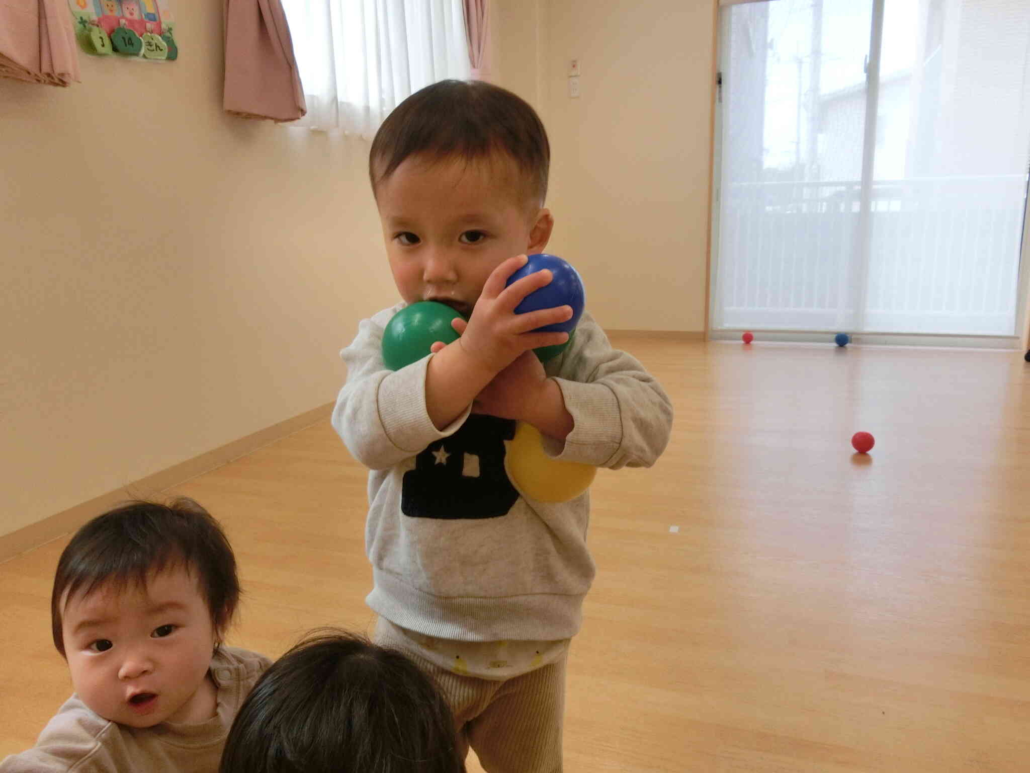 みてみて！ボールいっぱい持ってるよ！