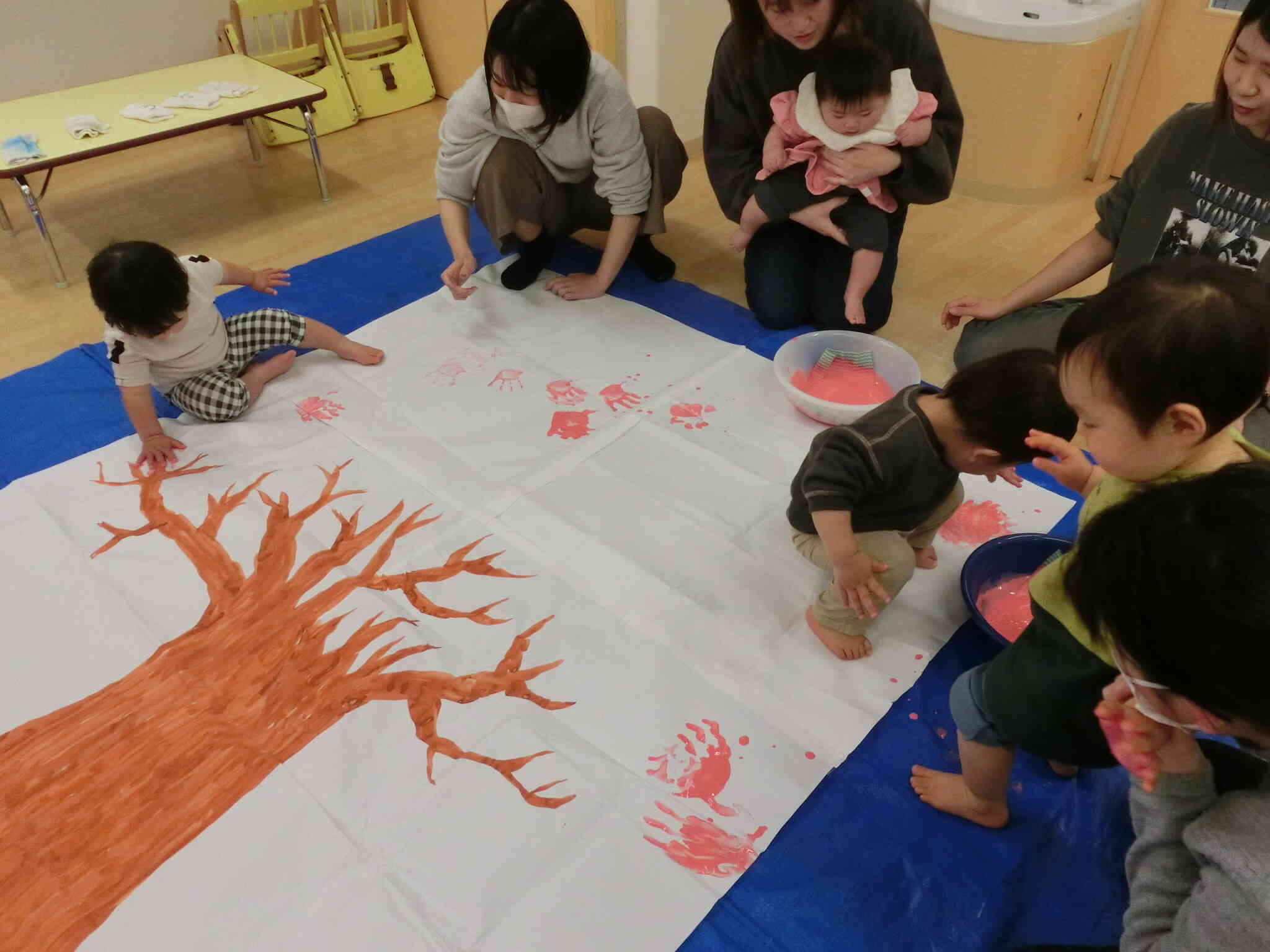 3月　子育て広場　手型・足型スタンプ♪