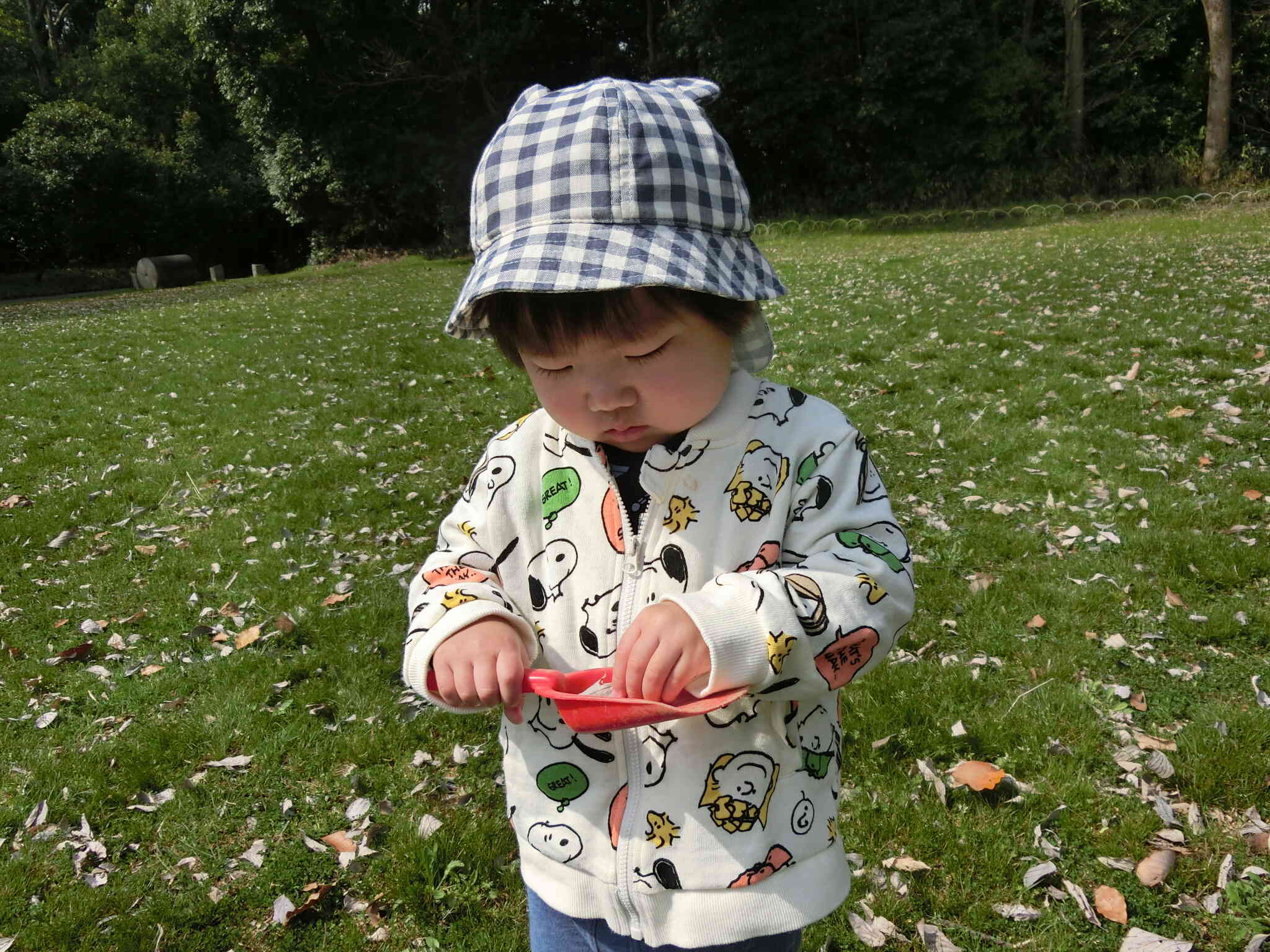 葉っぱをスコップに入れてと…