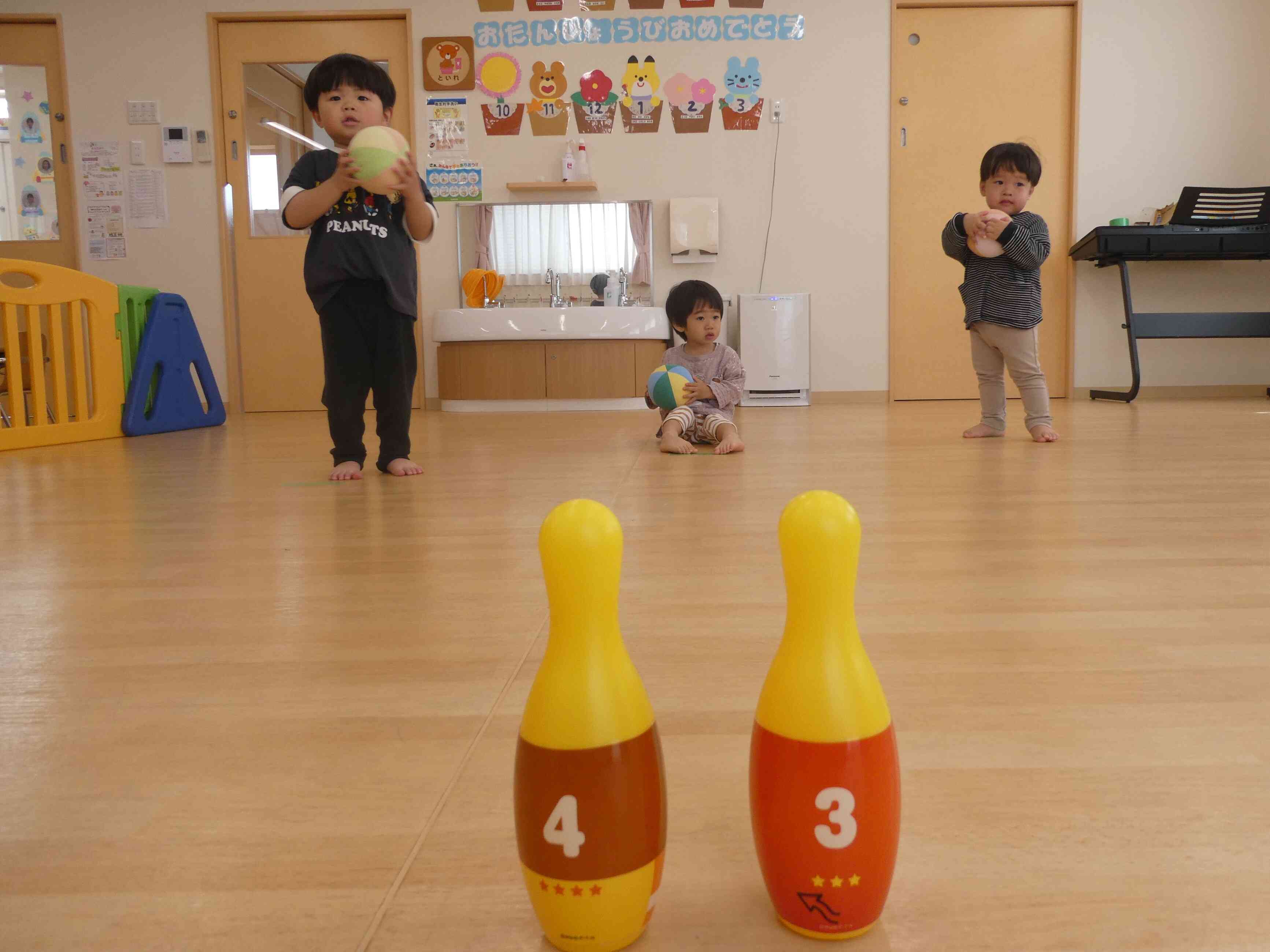 うさぎ組　ボールを倒せるかな♪