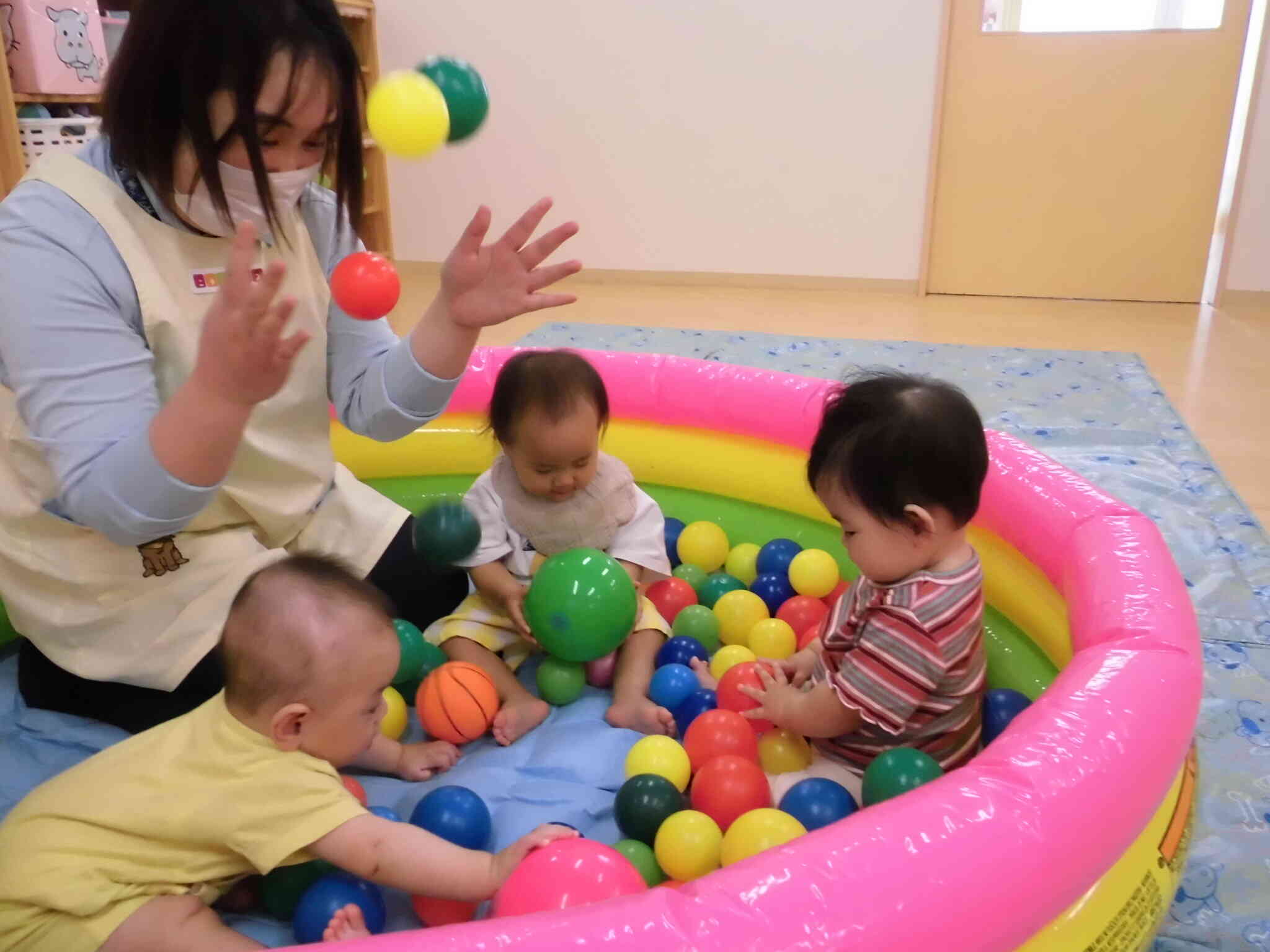 ひよこ組 ボールプールで遊んだよ♫｜ニチイキッズきのかわ保育園｜ニチイキッズ