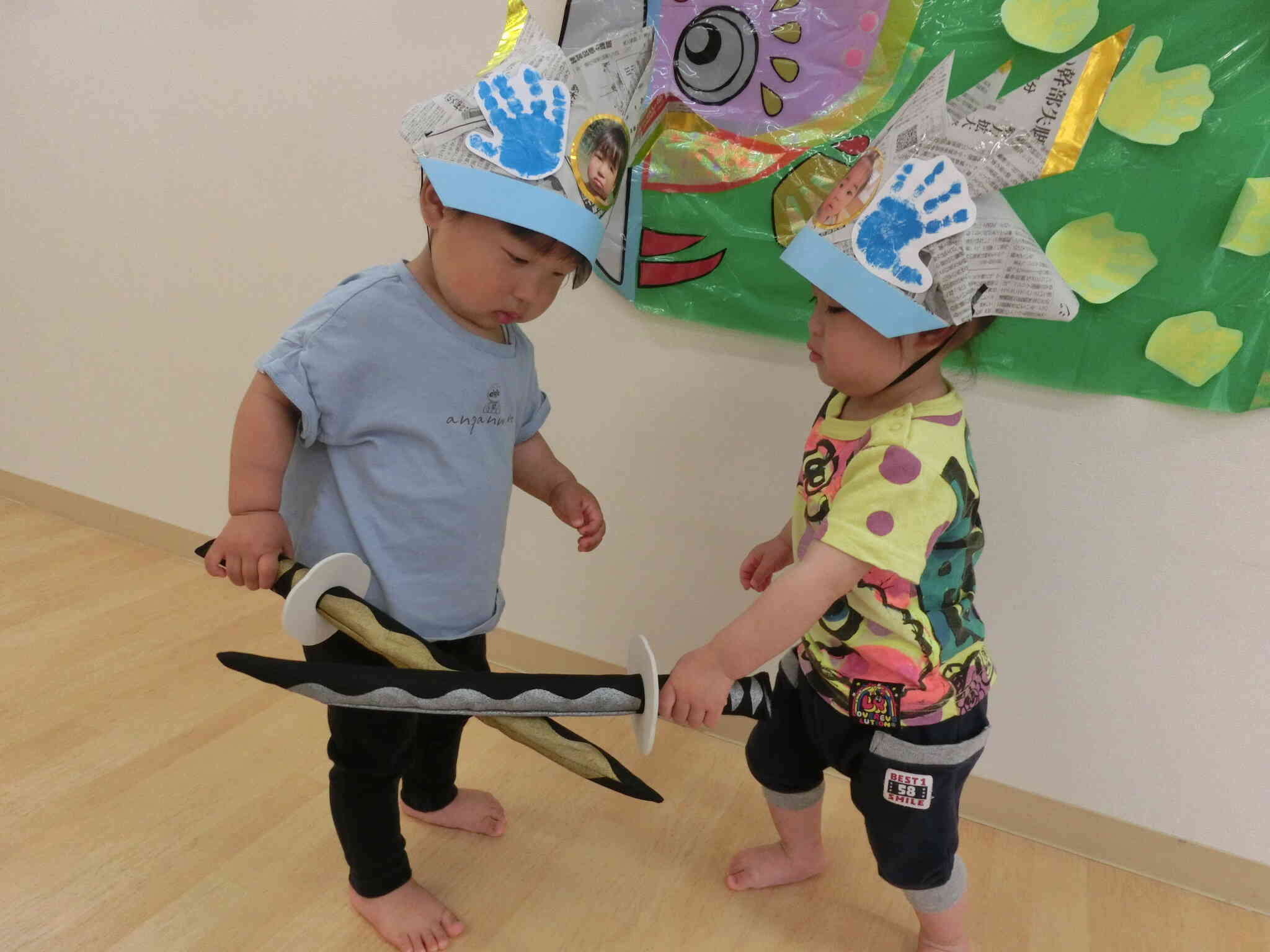 刀を持ってチャンバラごっこだ！