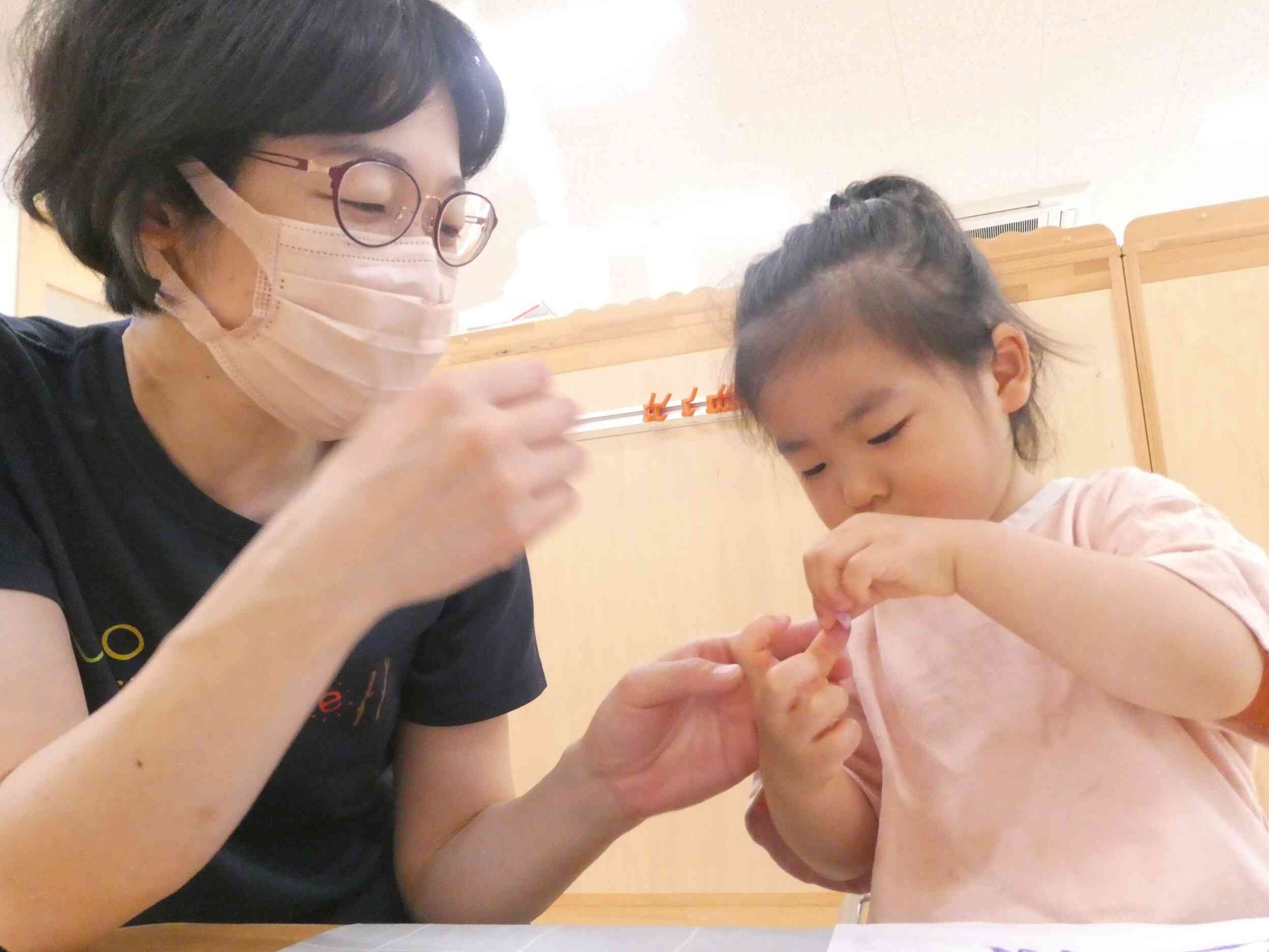 真剣にシールをめくるよ♪