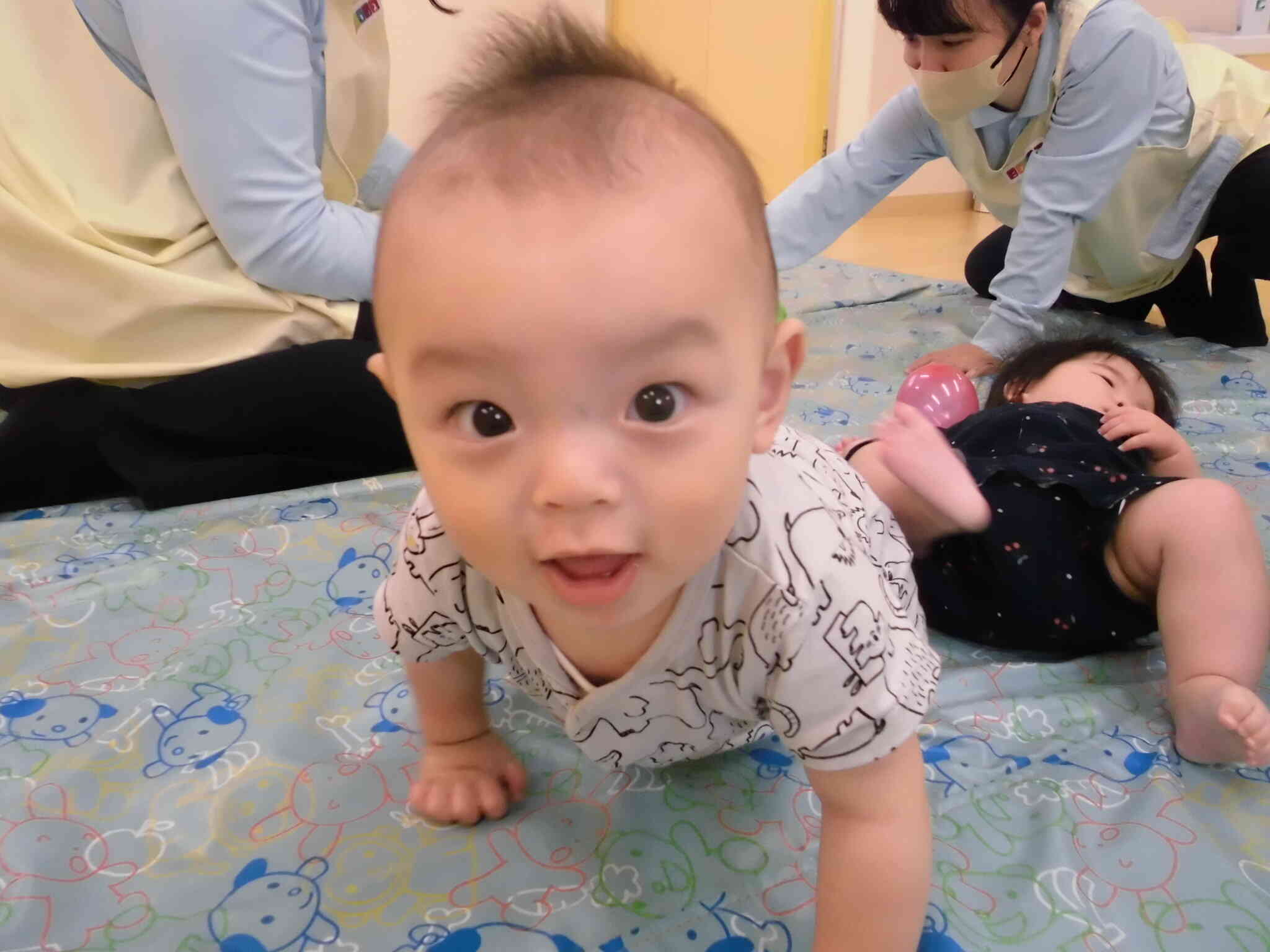ハイハイ上手でしょ♪