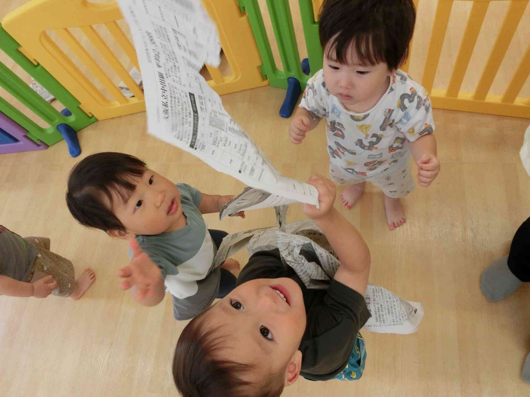 上から新聞が♫