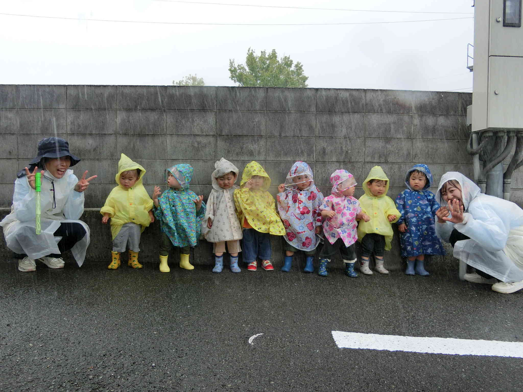 雨の中記念撮影♫