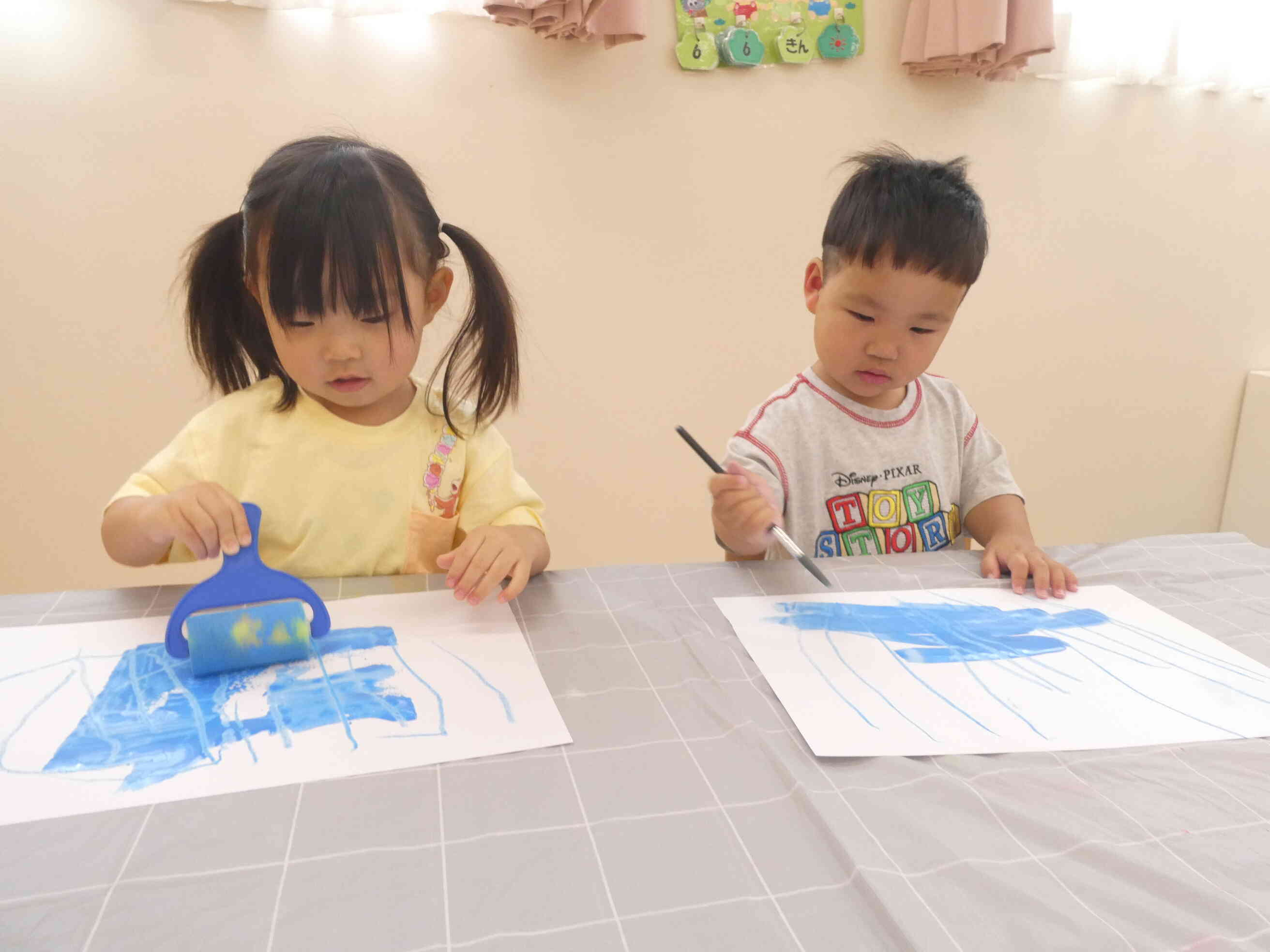上から絵の具を塗ると…