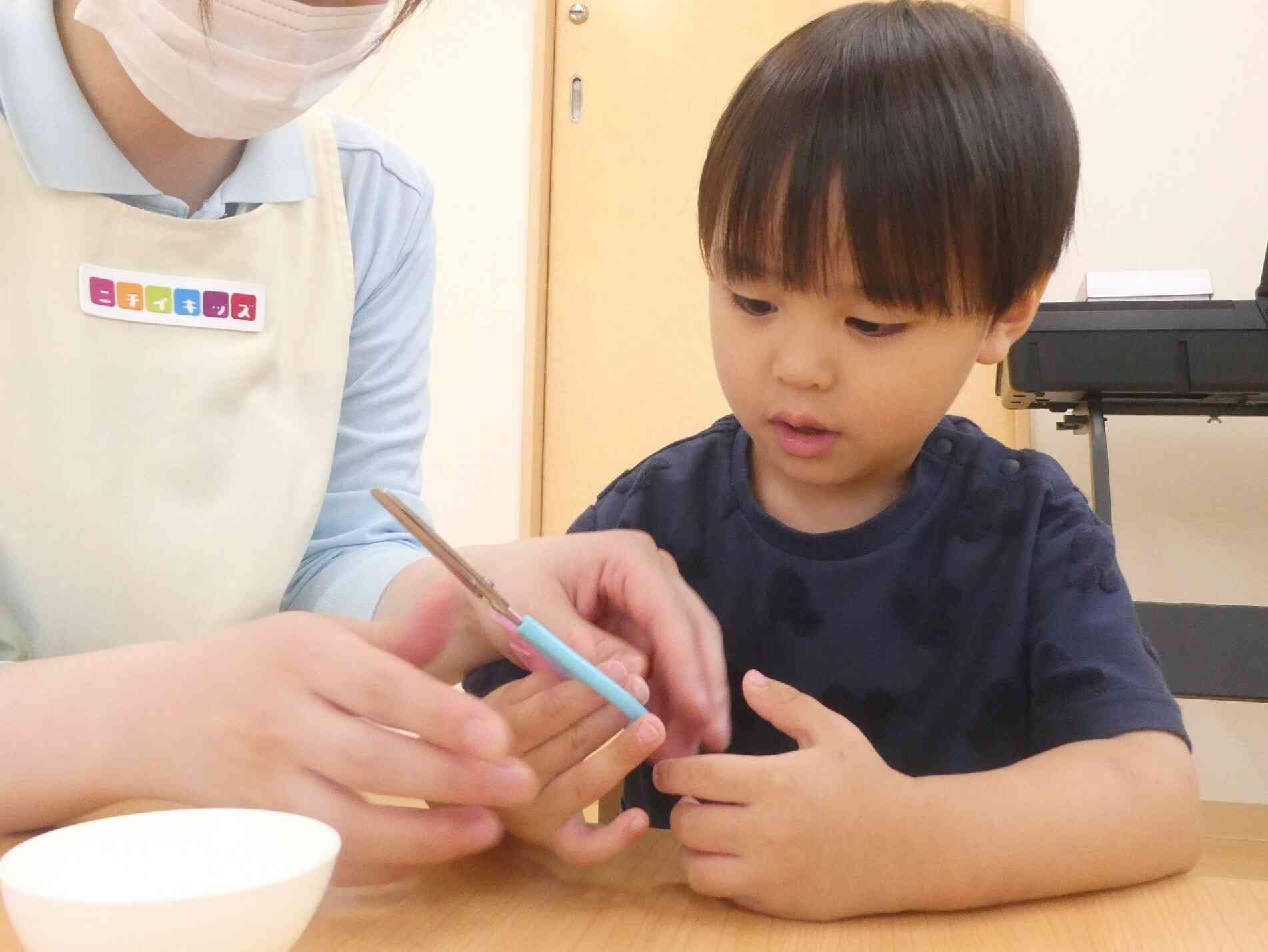 うさぎ組　ハサミの練習♪