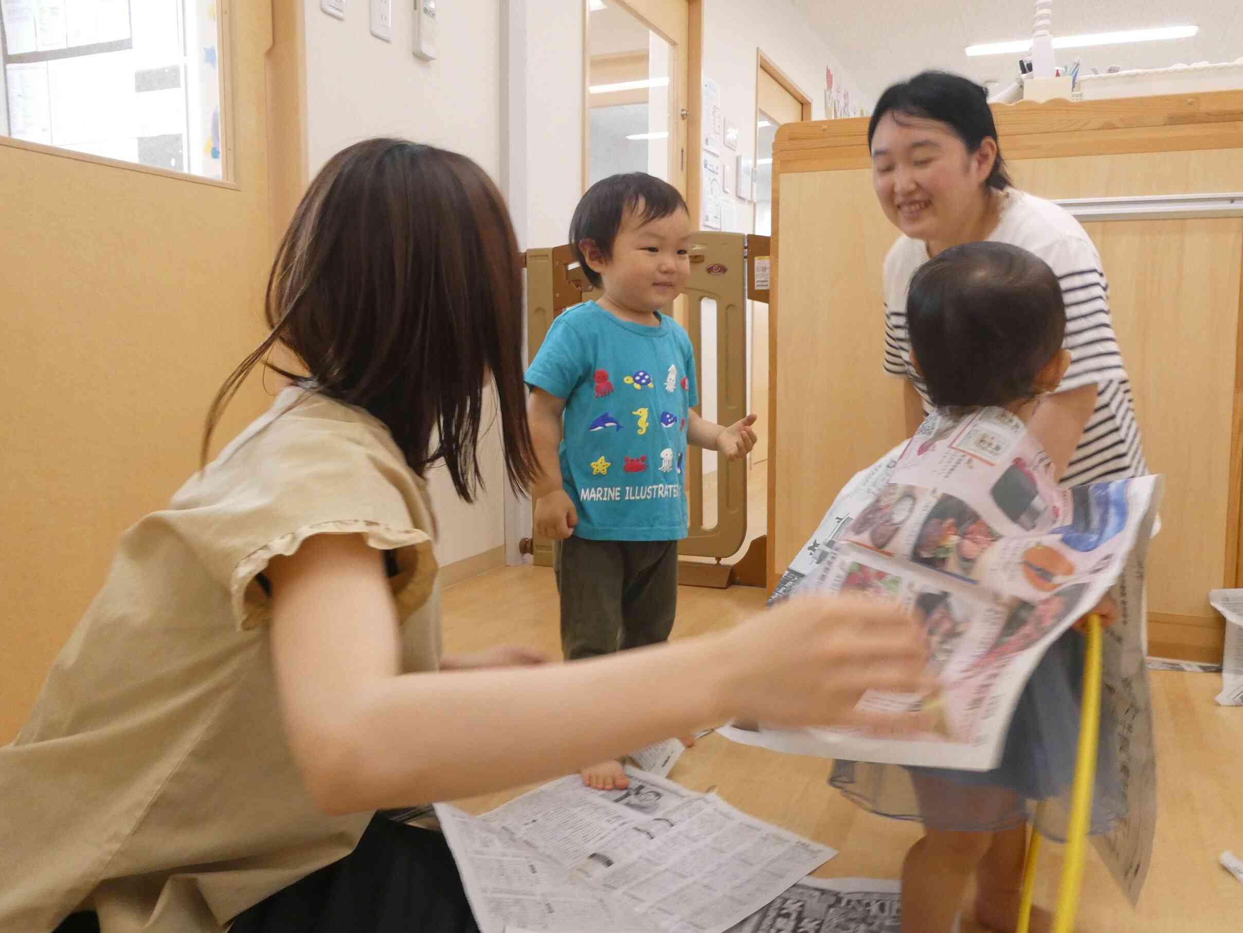 お友だちに、新聞紙被せてあげるよ♥優しいですね。
