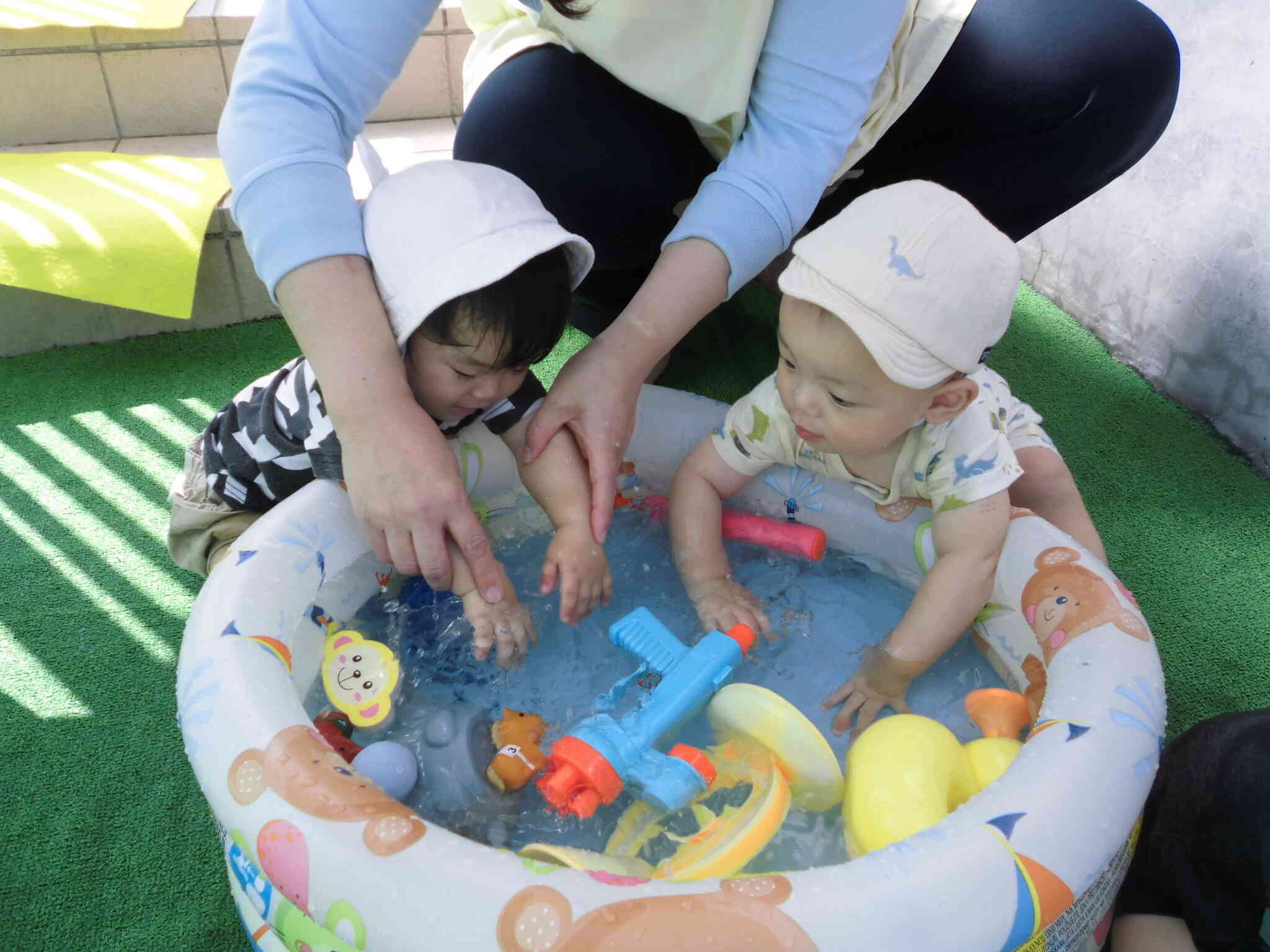 ひよこ組　水遊びとおもちゃで遊んだよ
