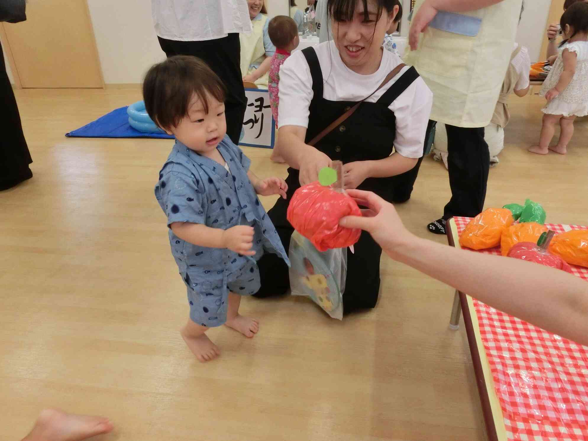 りんごを誰にあげようかな！？