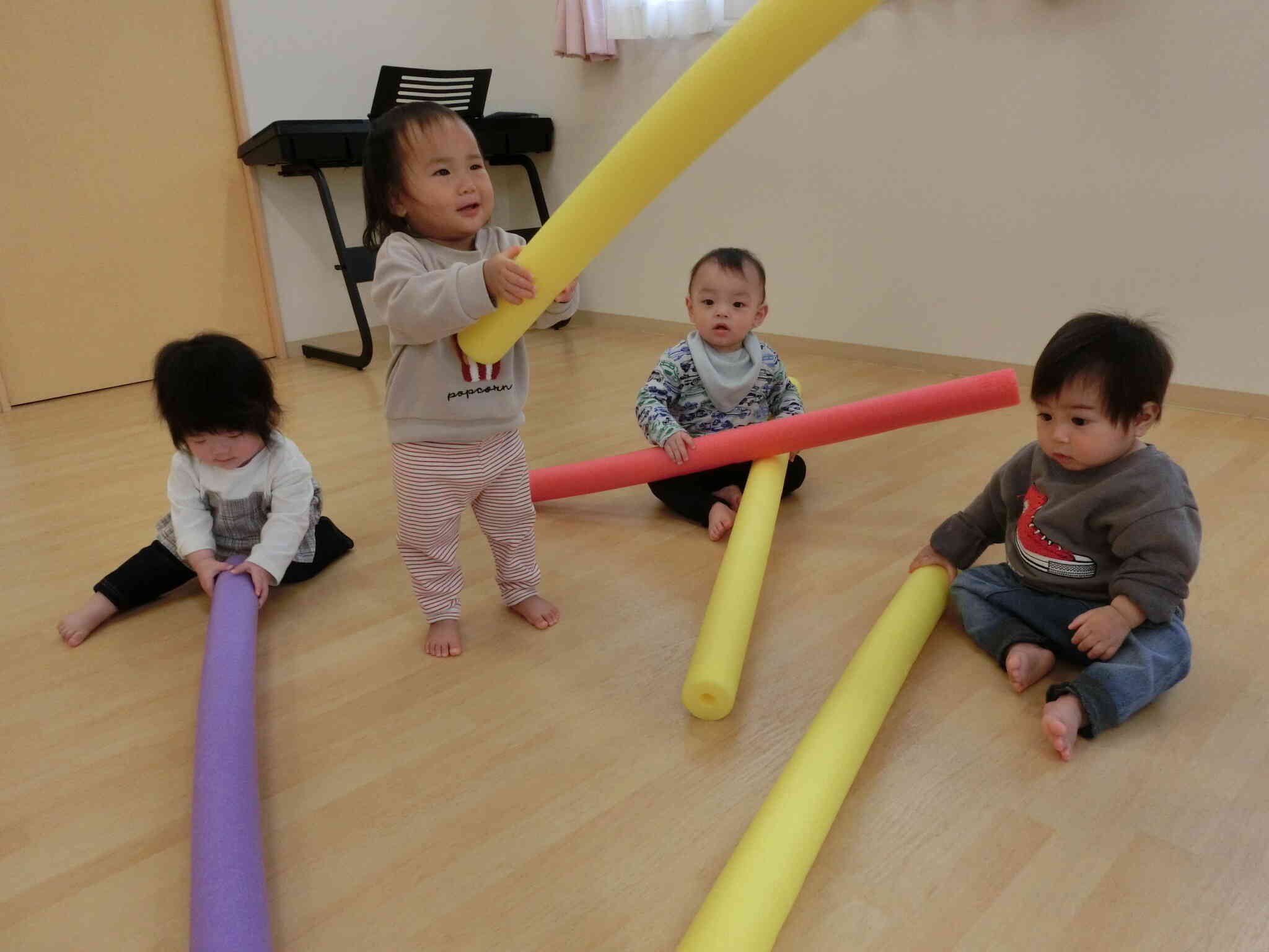 ひよこ組　プールスティックで遊んだよ！