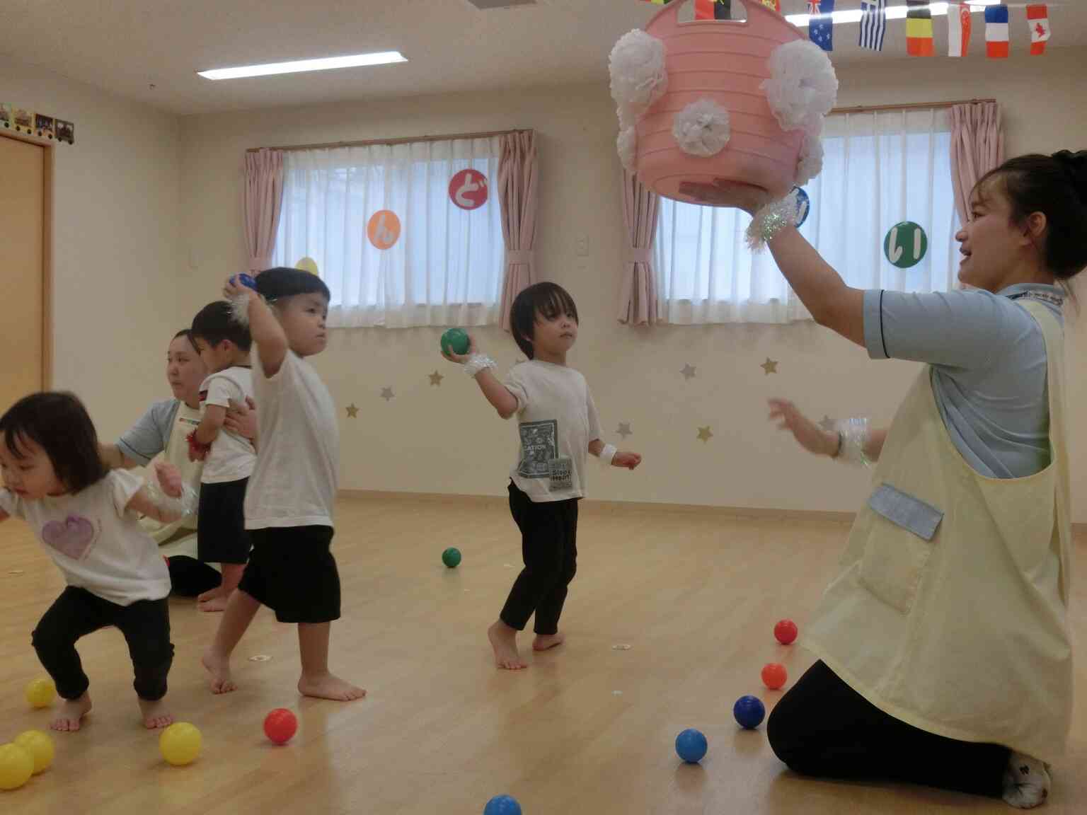 カゴに向かってポーイ!