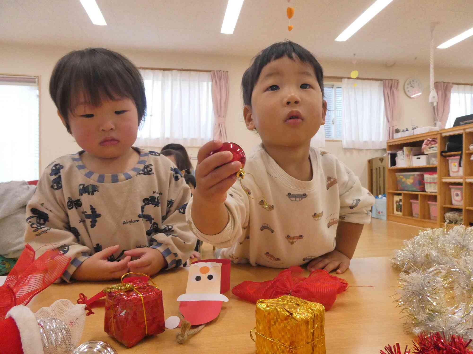 あひる組　クリスマスツリーに飾り付け♪