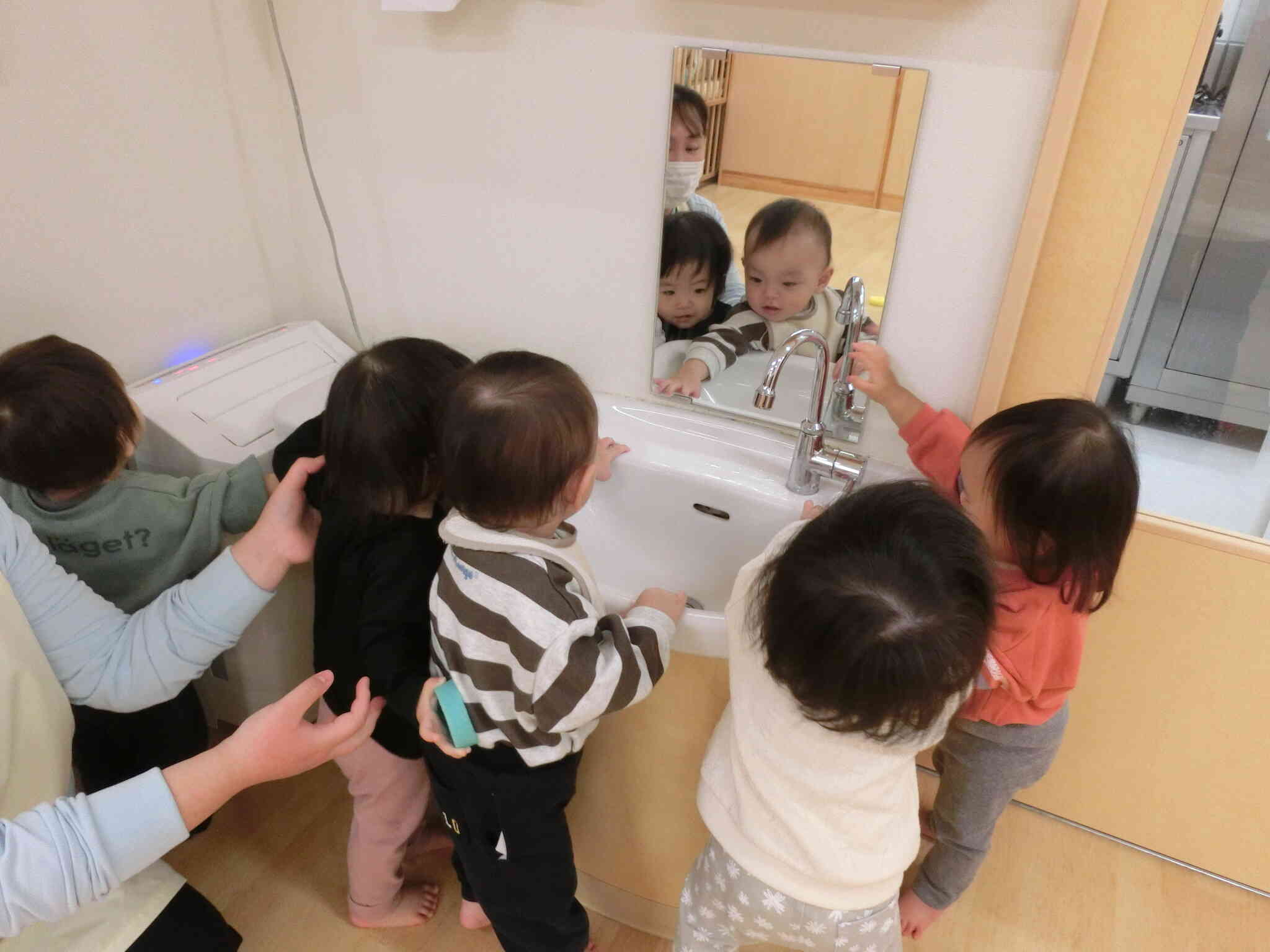 鏡の前に集まって何をしているのかな？