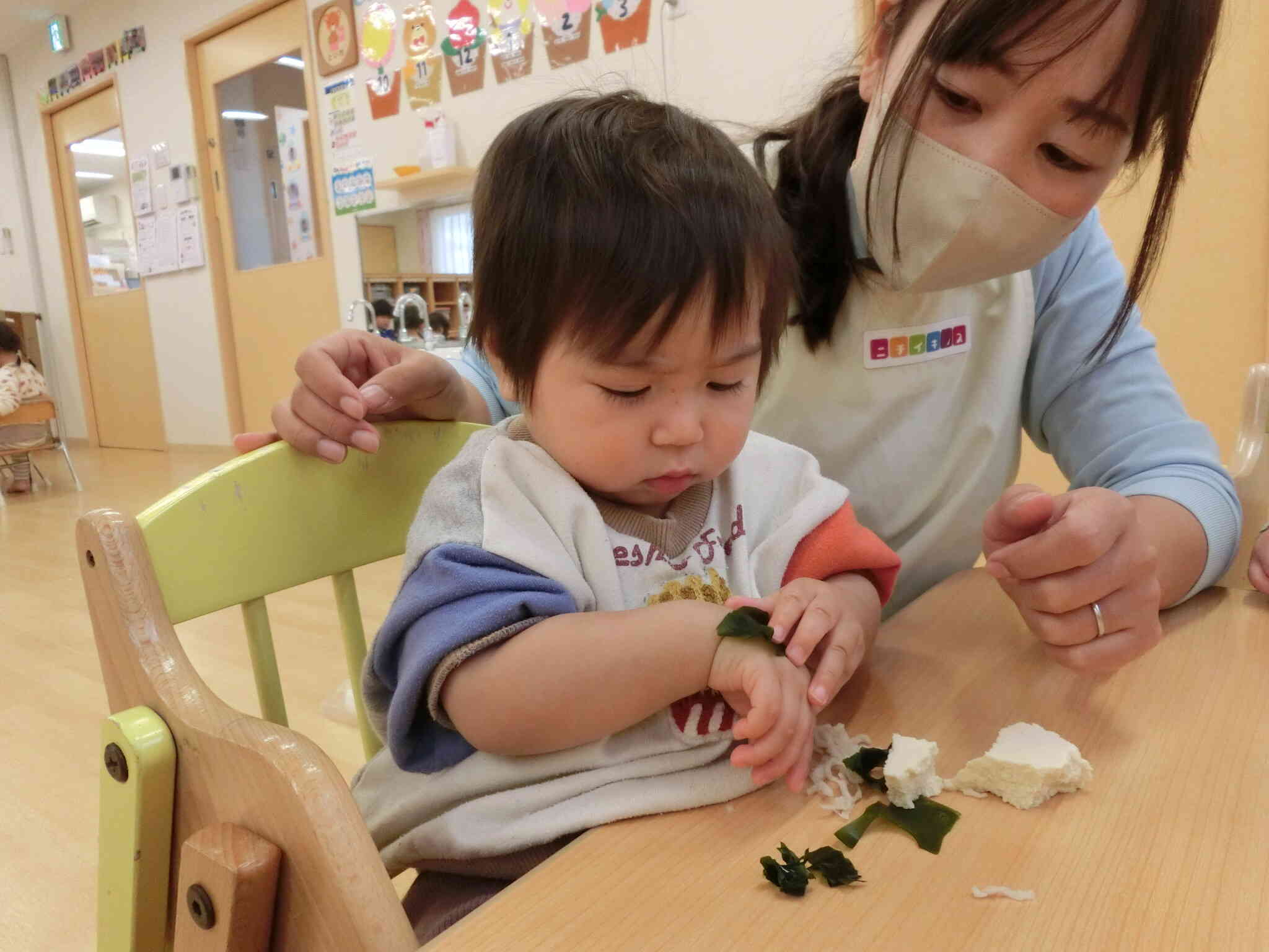 手の上にワカメが…