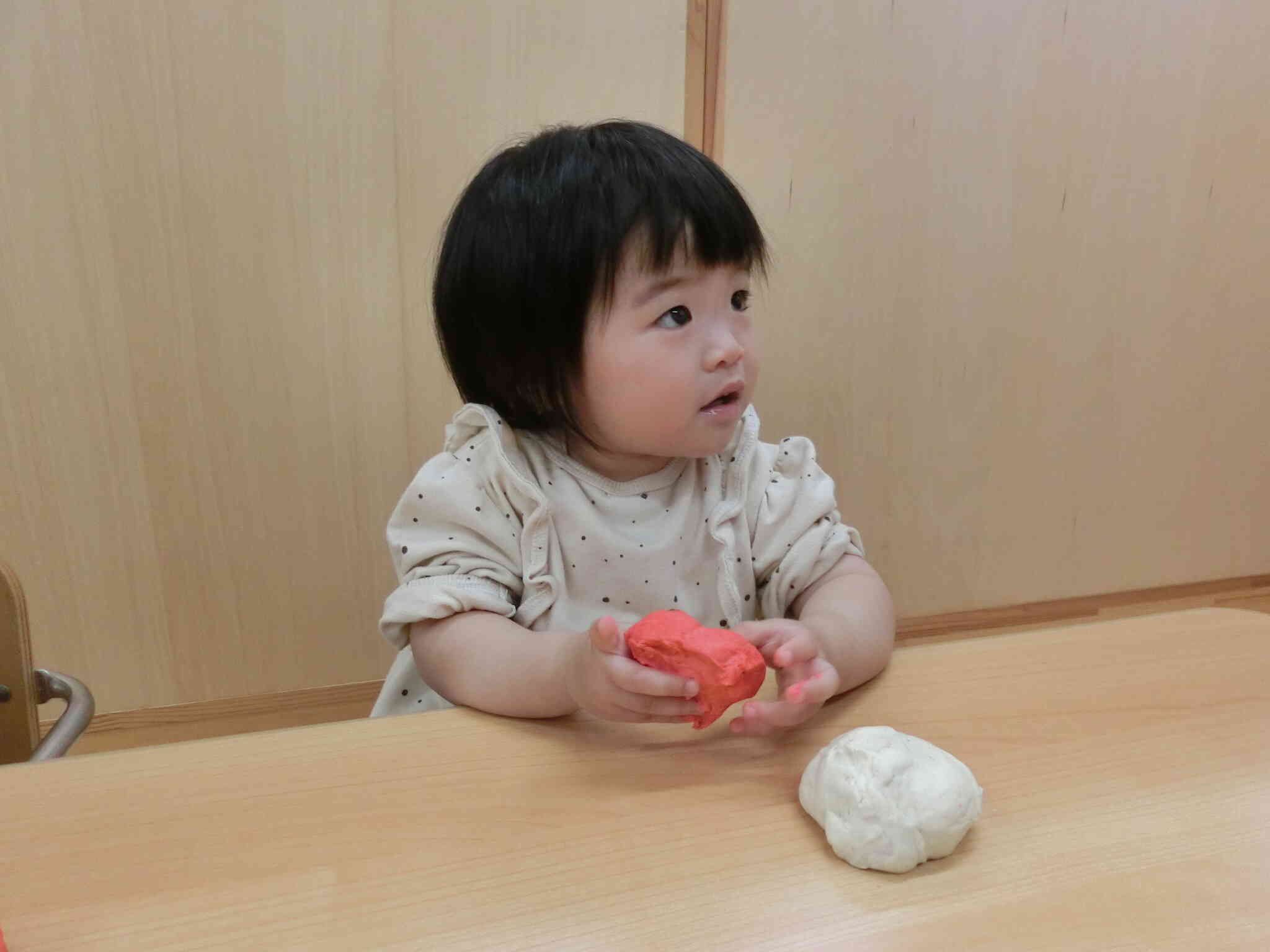 これ…手にくっつく…