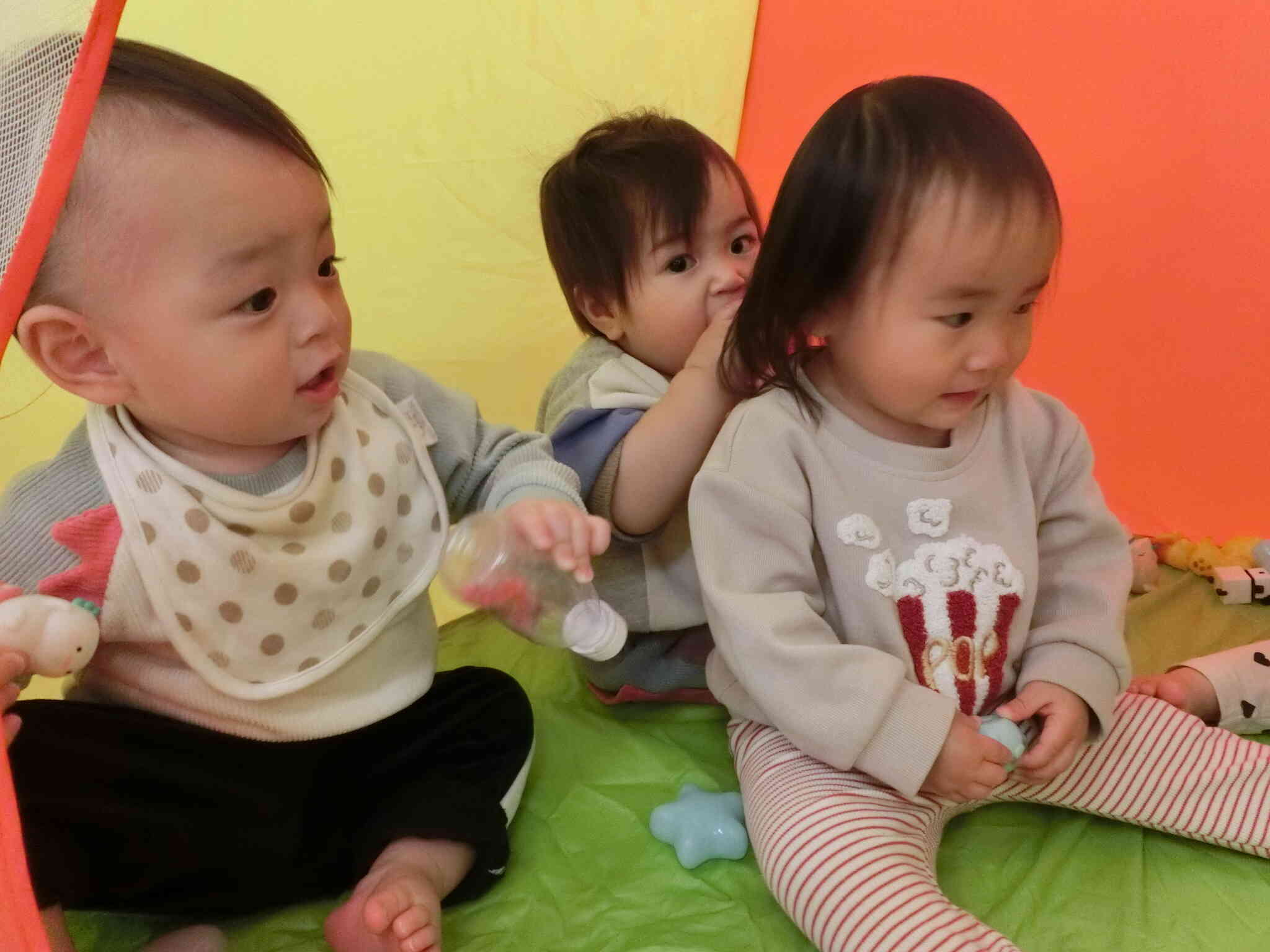 あっちの入り口になにかある…