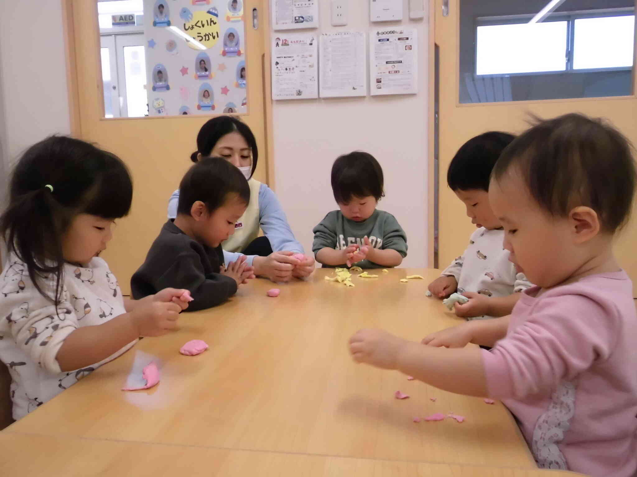 あひる組　小麦粉粘土で遊んだよ♪