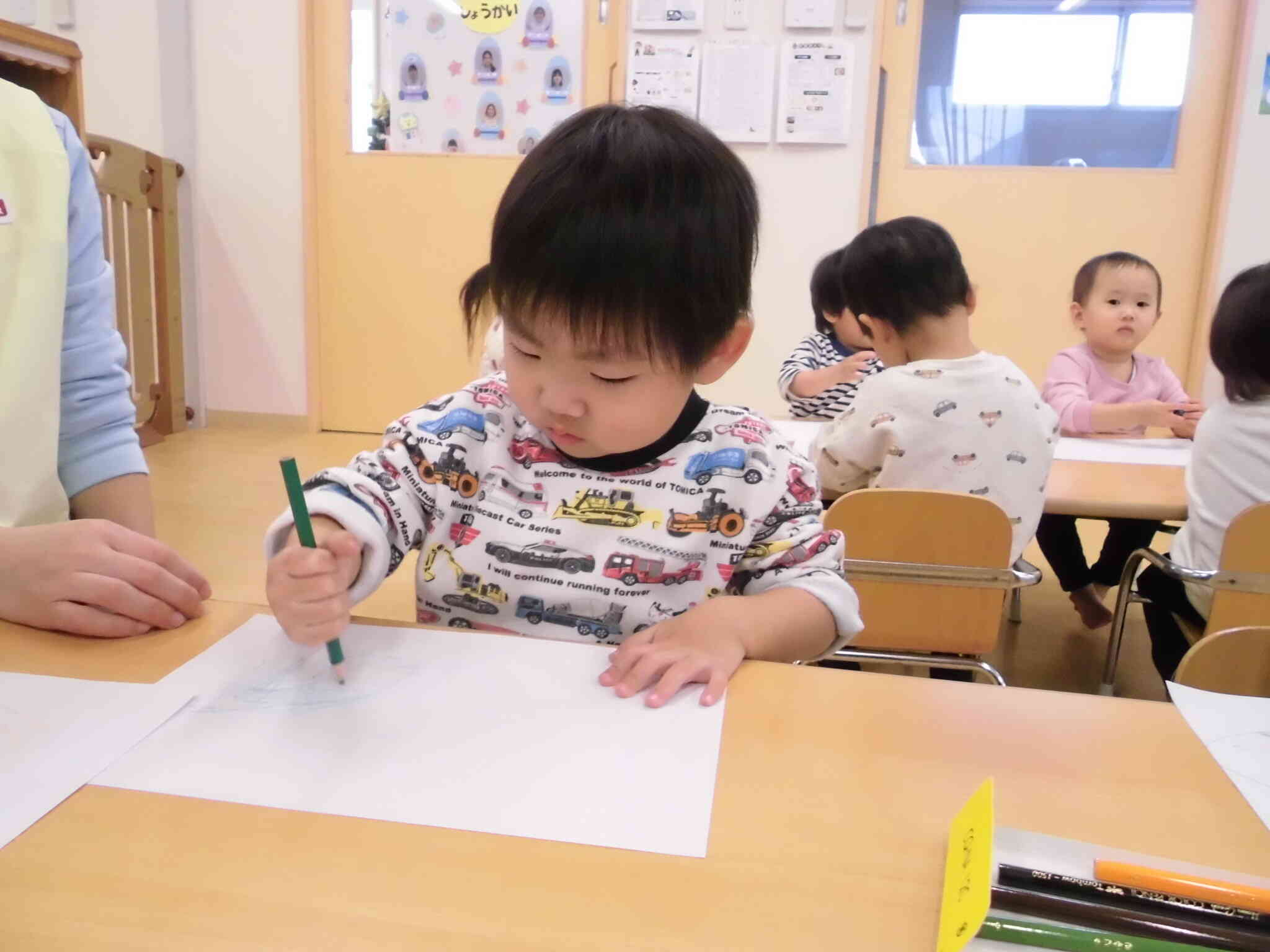 色鉛筆上手に持っているね！