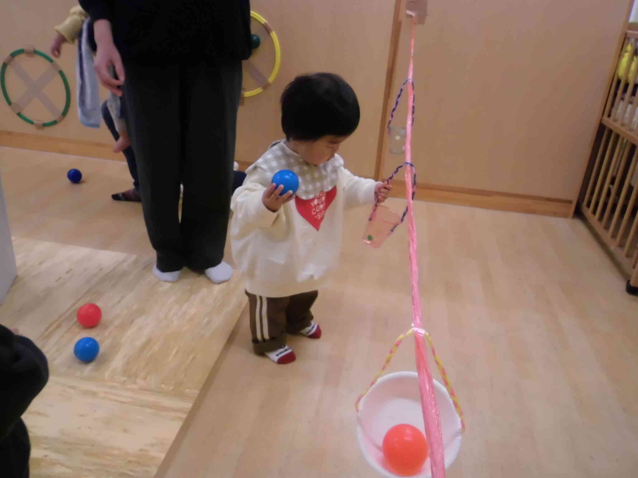 コップの中に上手にボール入れられるかな？