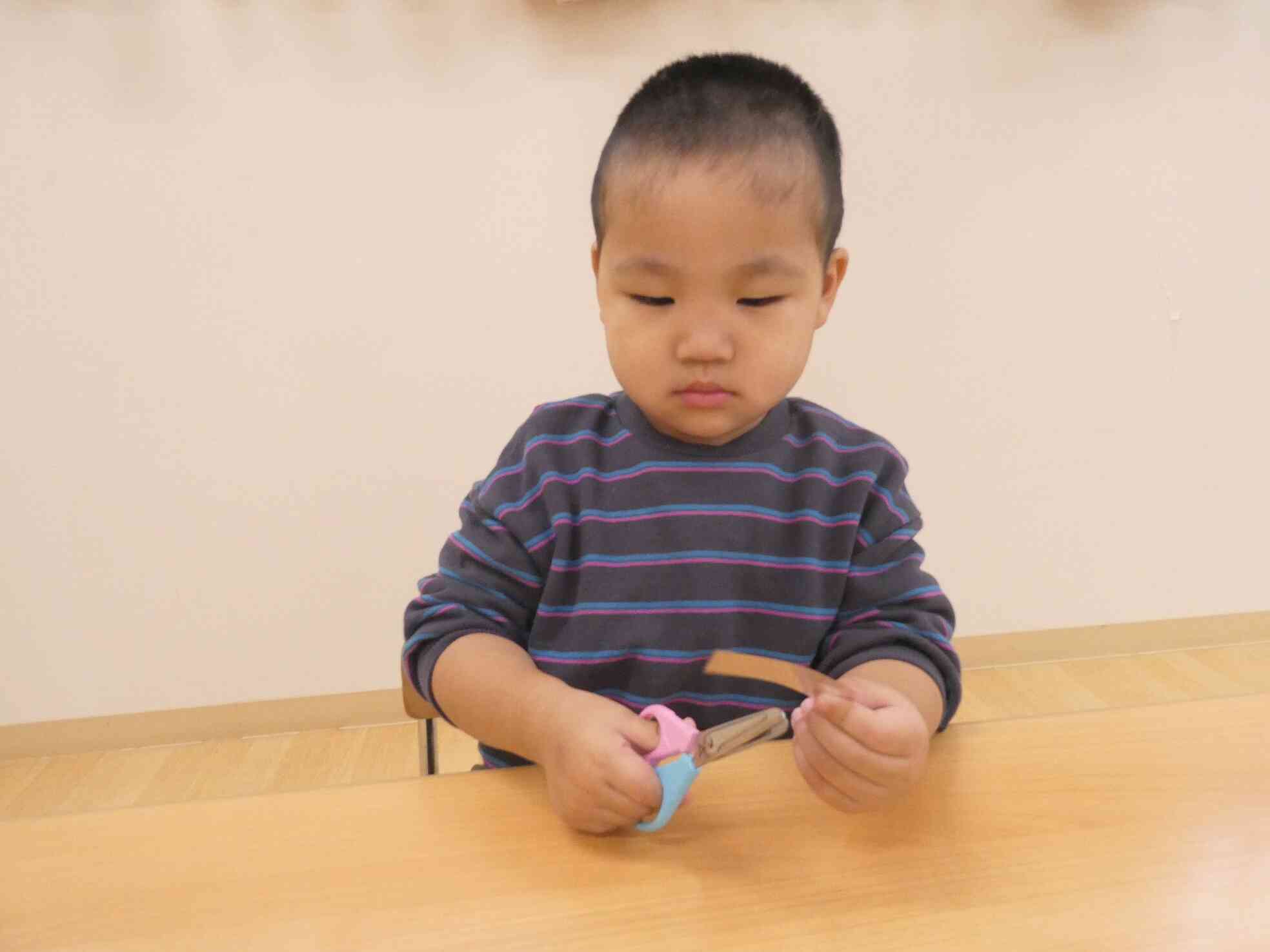 ハサミを使うときは慎重に…