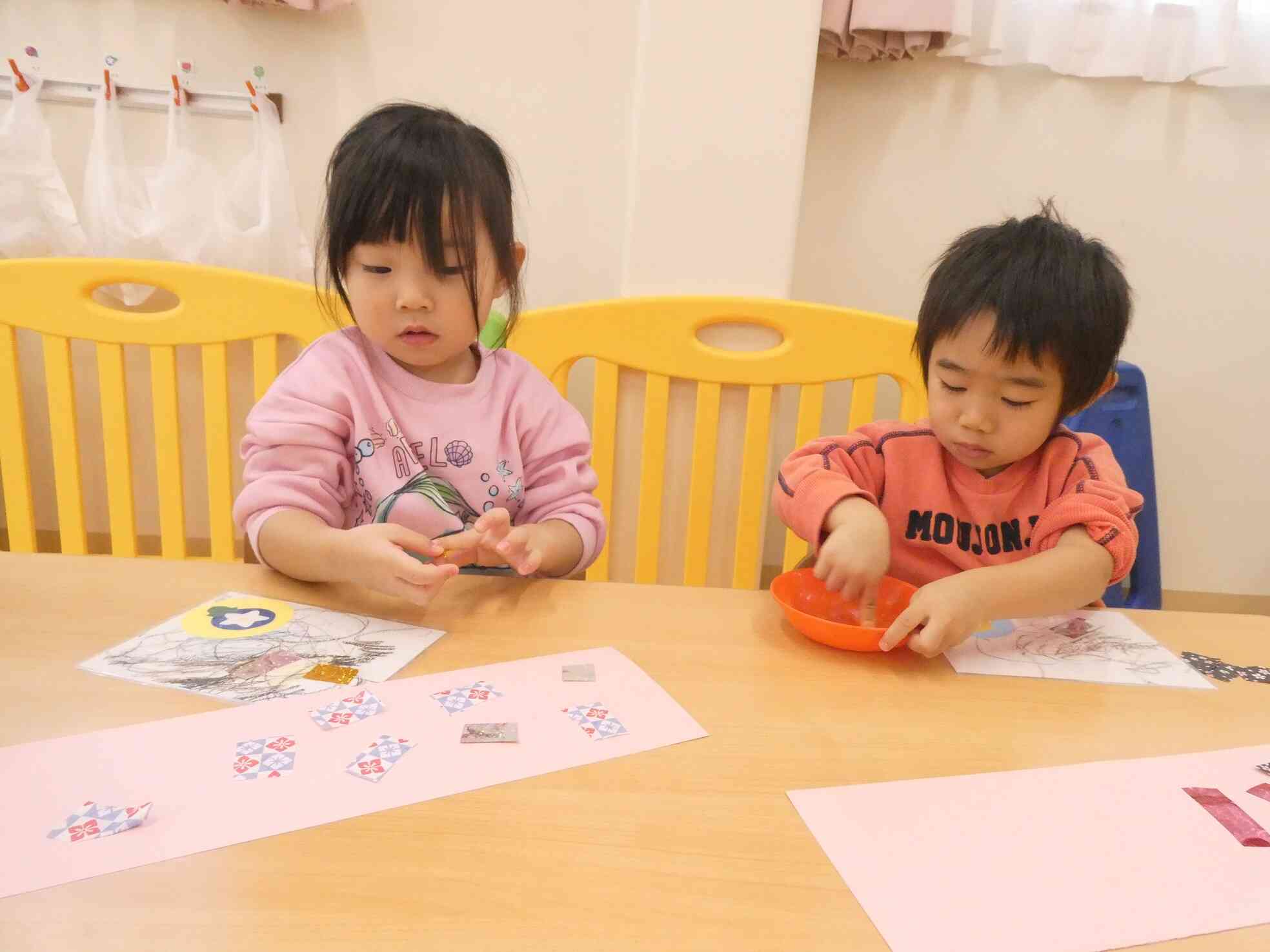 お友だちと一緒にペタペタ♪