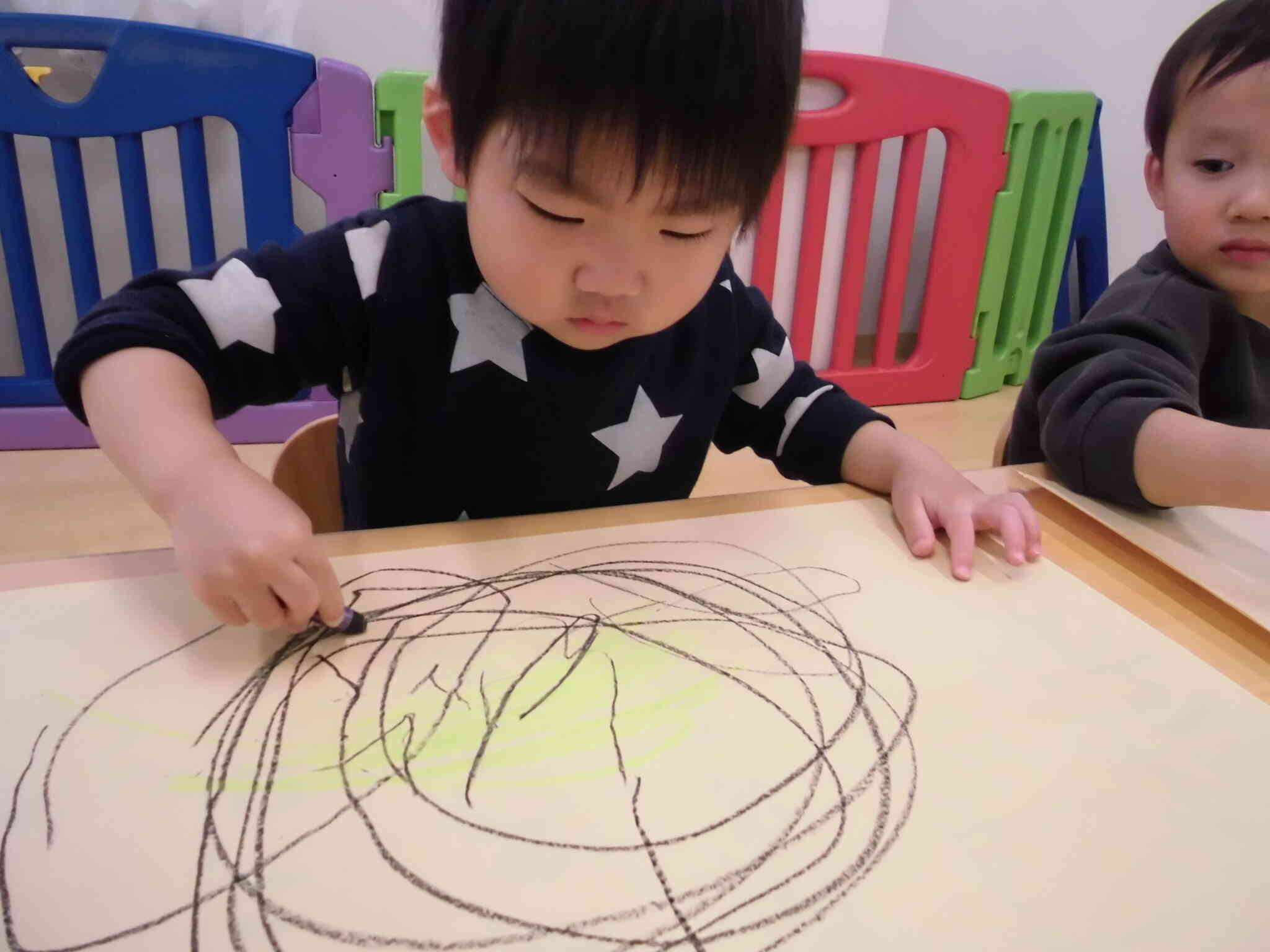 あひる組　おもいっきりお絵描き♪