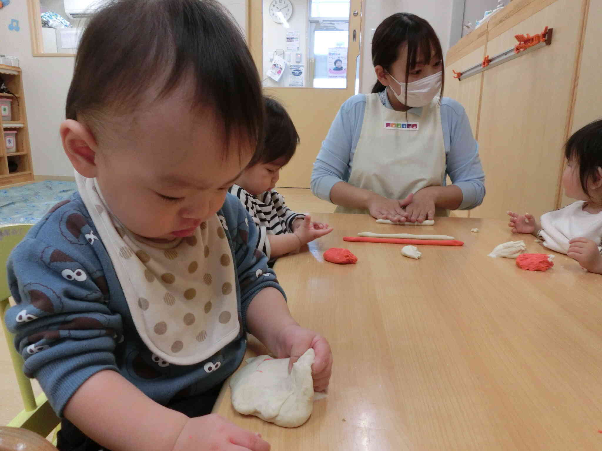 ひよこ組　小麦粉粘土遊び