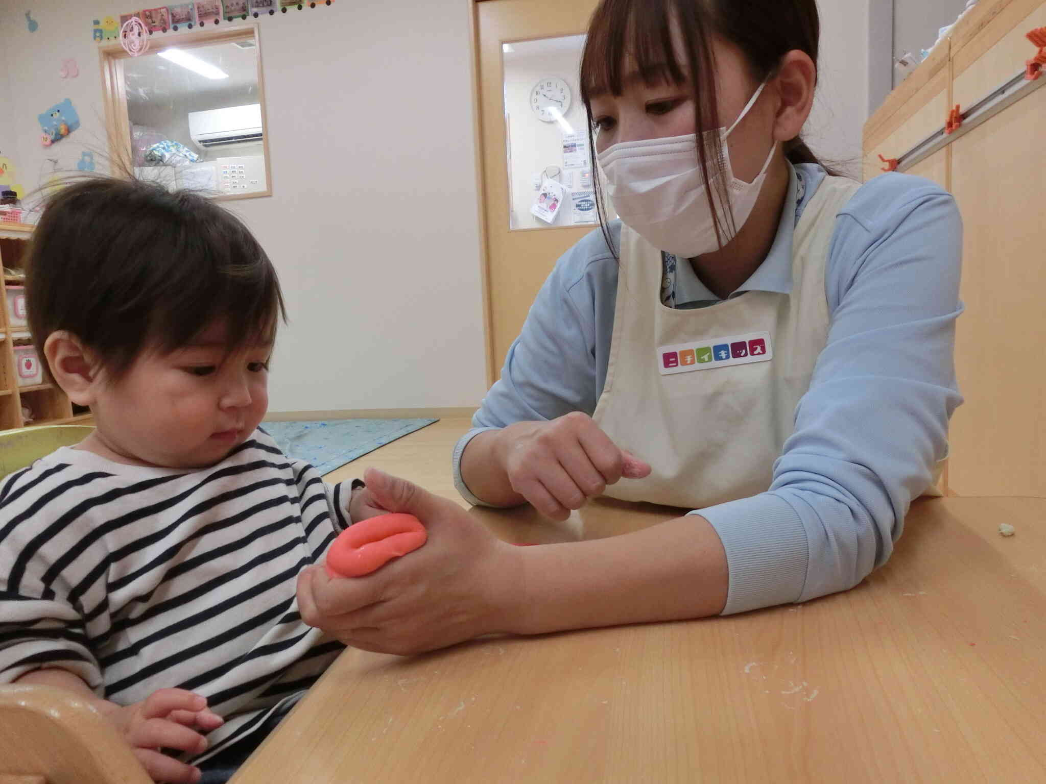 先生の手から粘土が‼