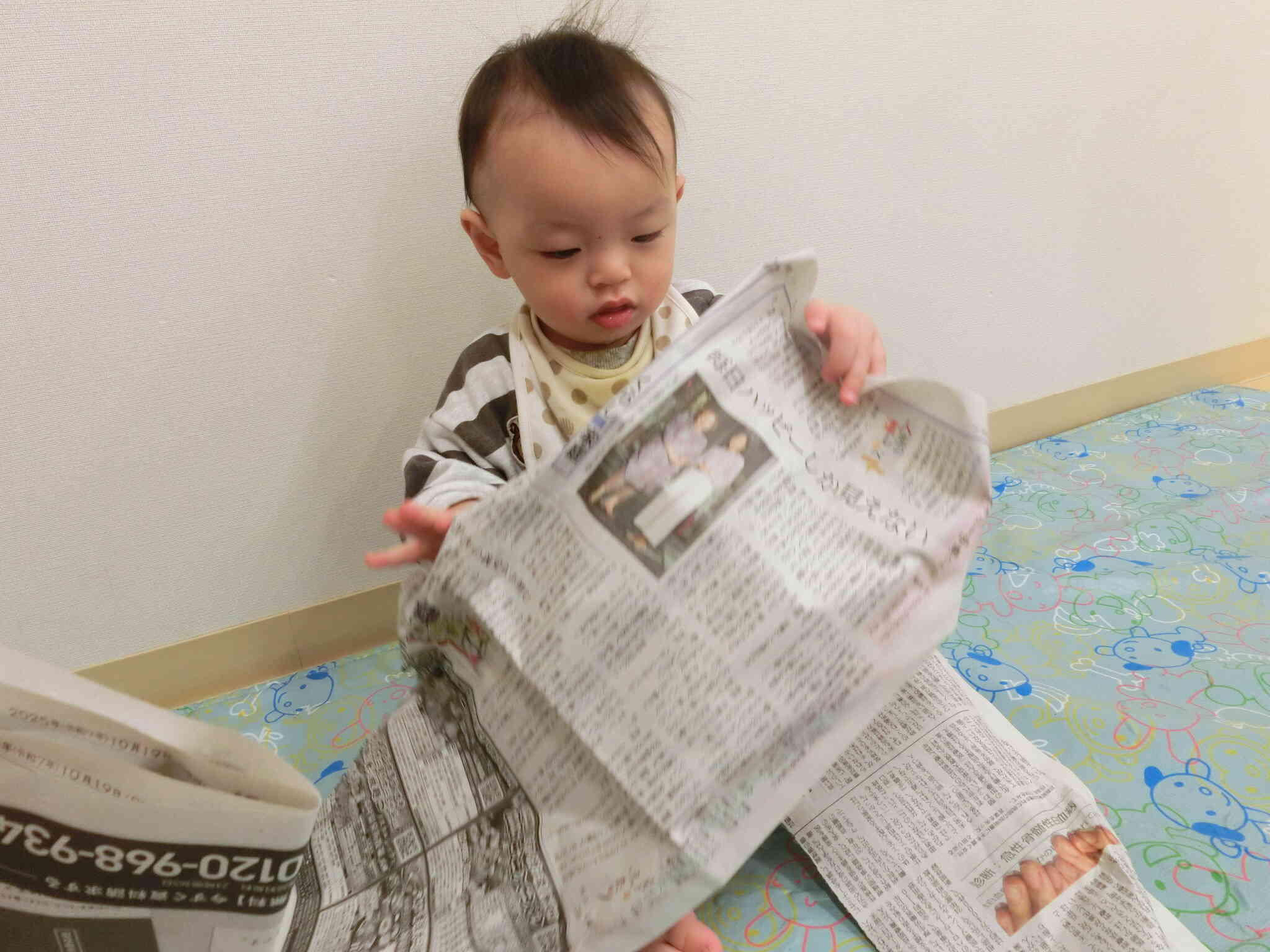 ひよこ組　新聞紙遊び