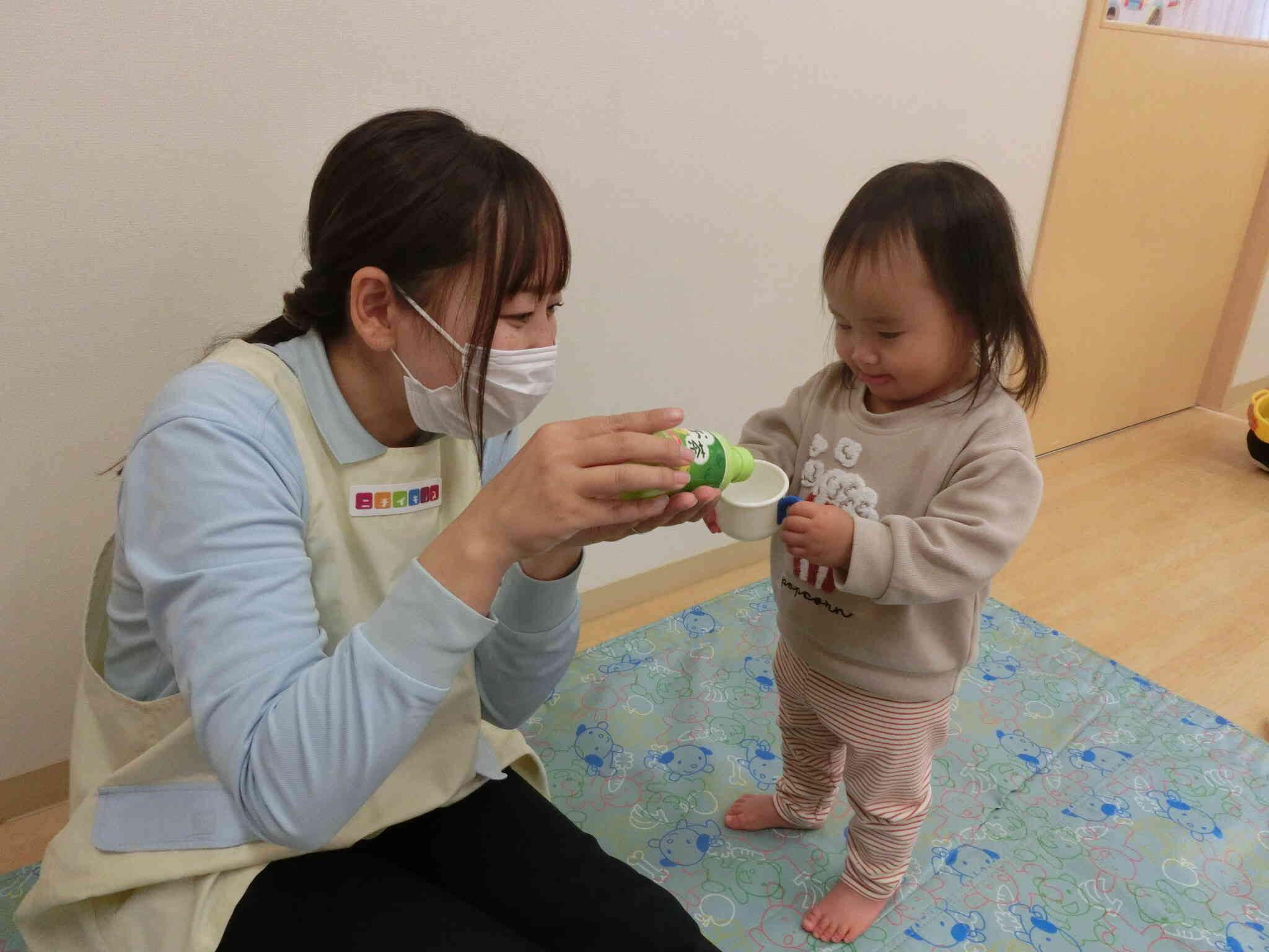 コップを持って…