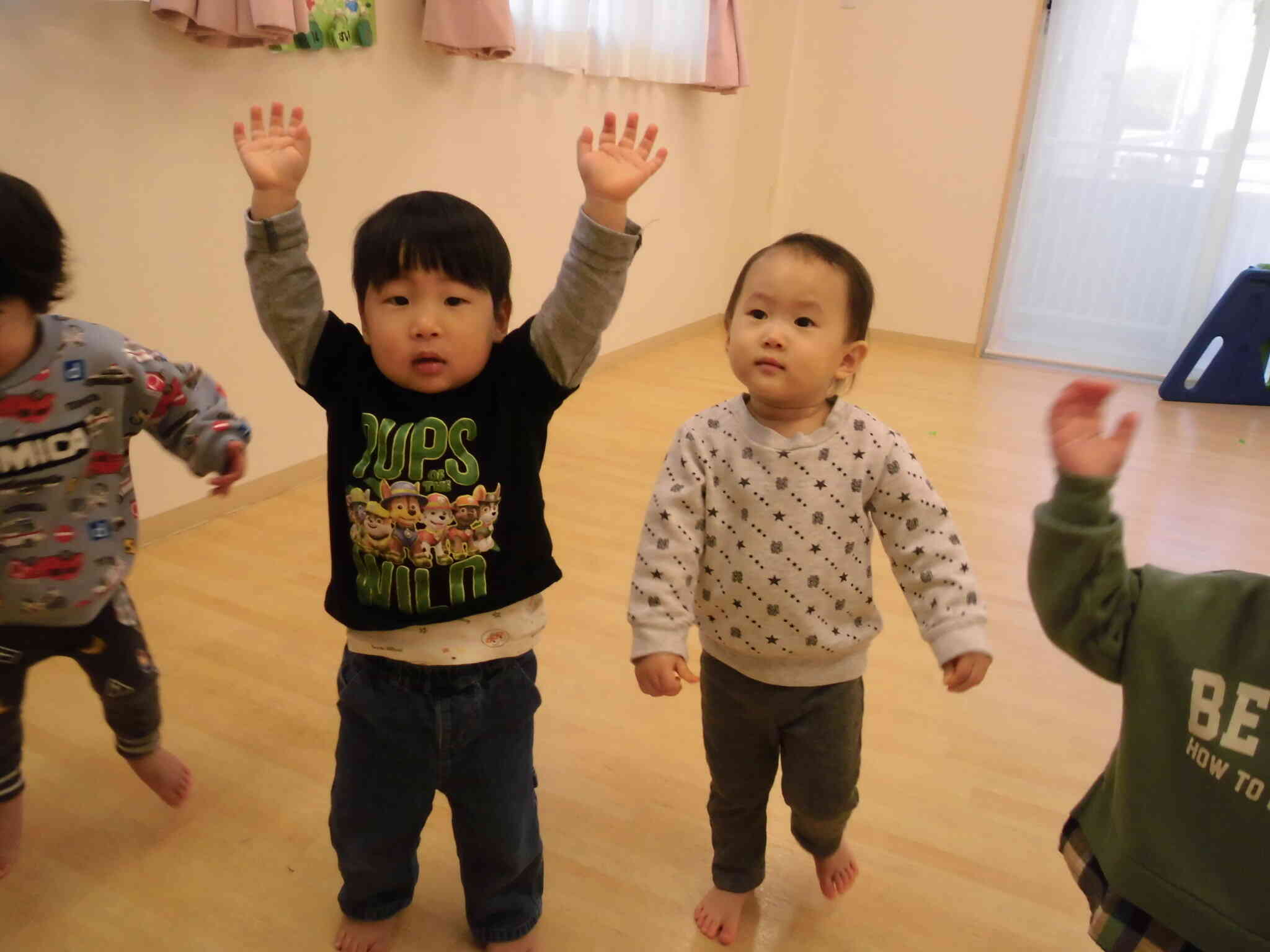 手を上げてばんざーい！