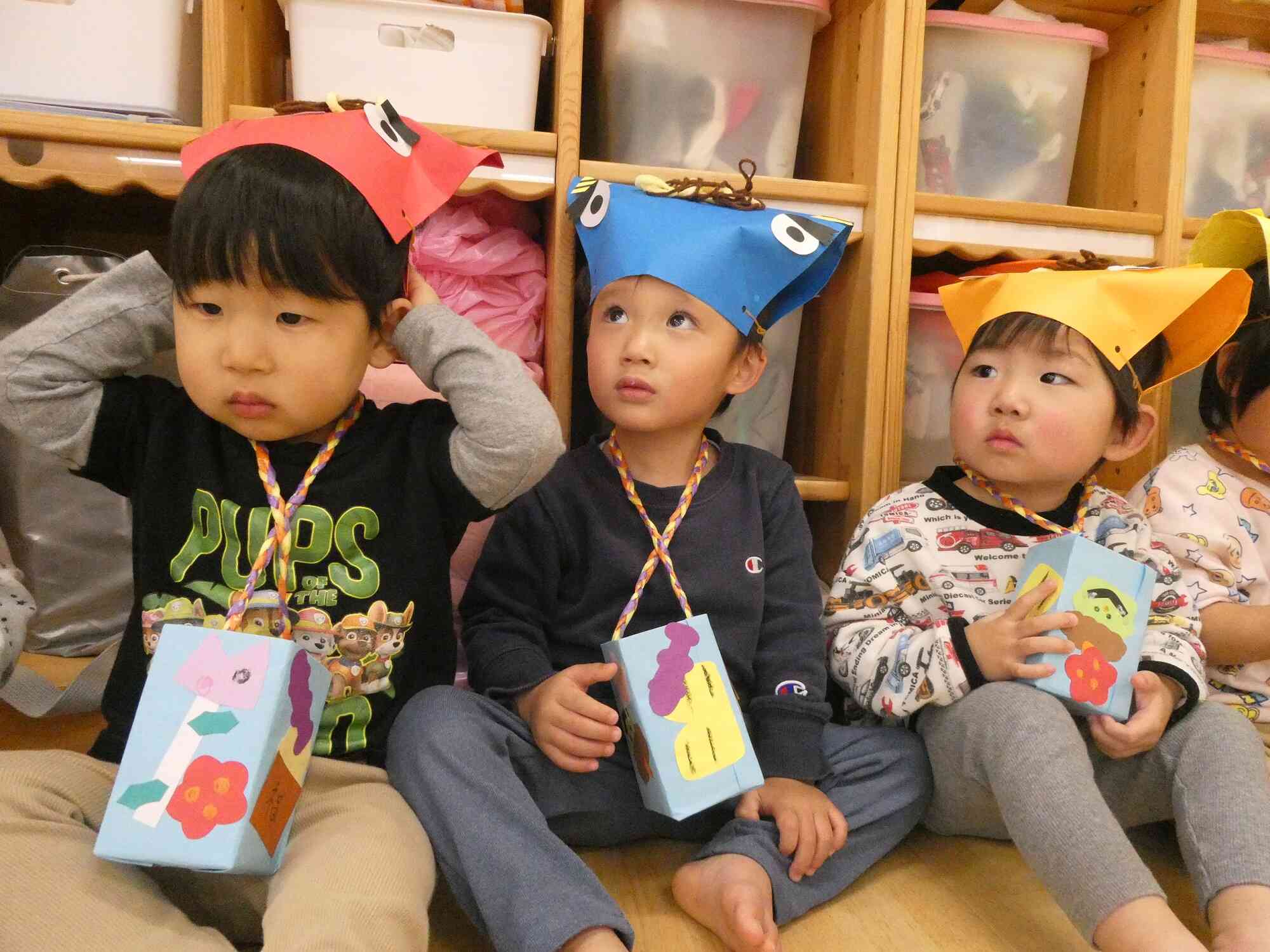 鬼のお面を付けて…