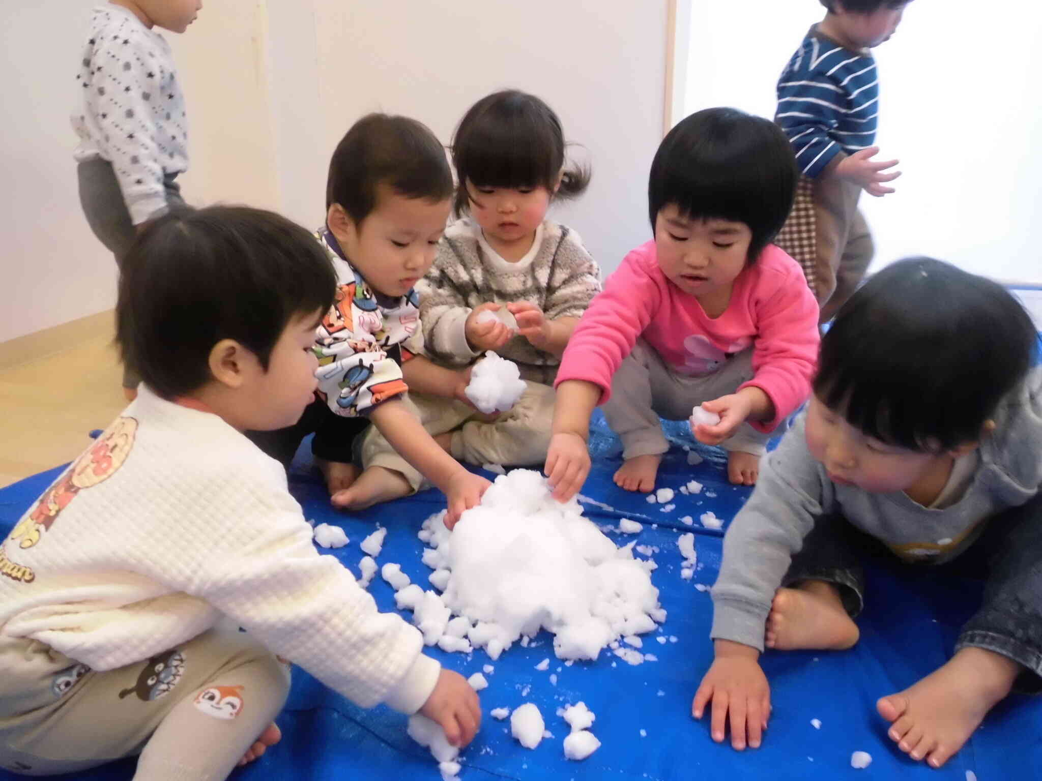 みんなで雪だるま作ろ～♪