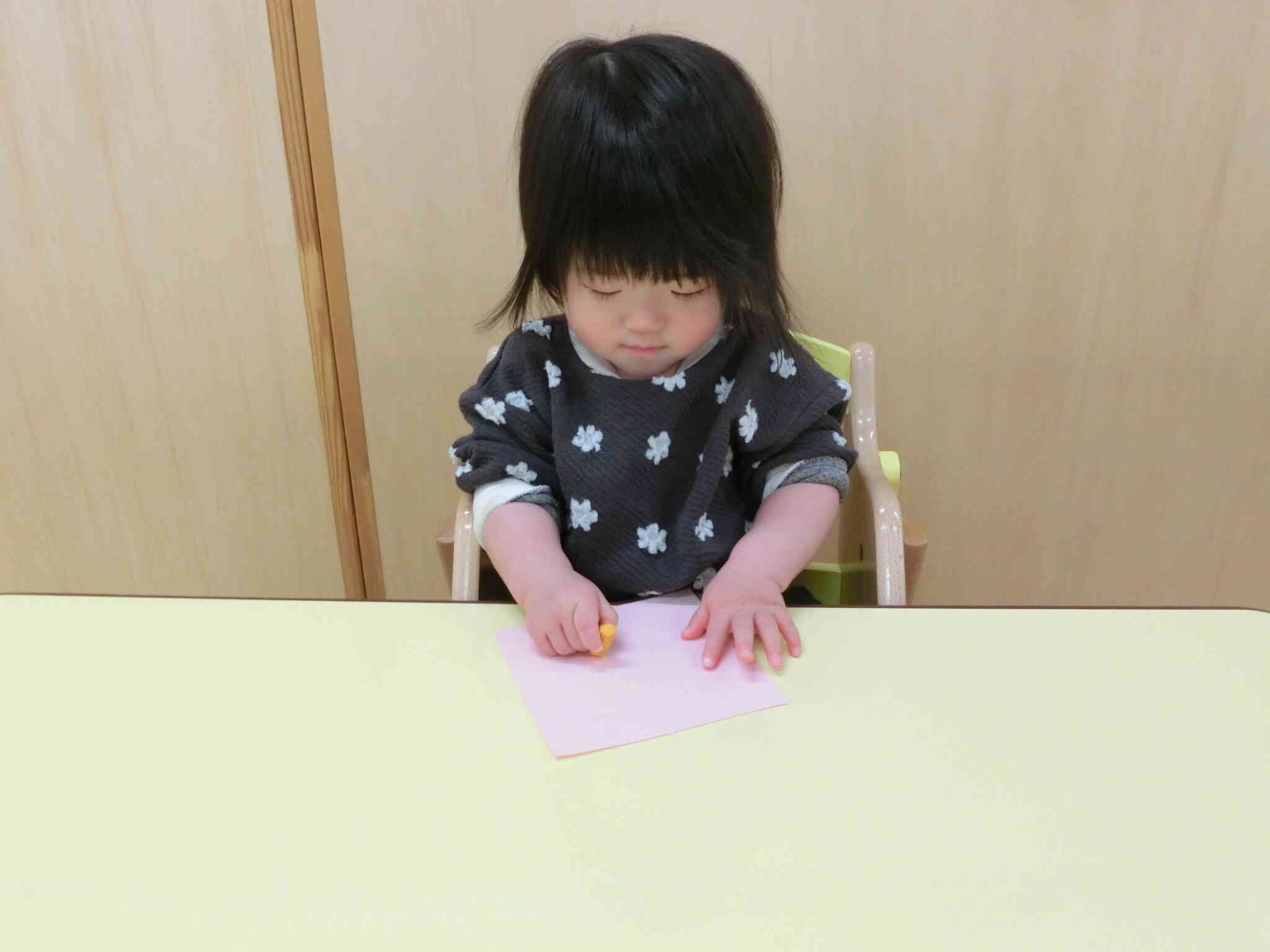 左手でしっかり画用紙をおさえて…