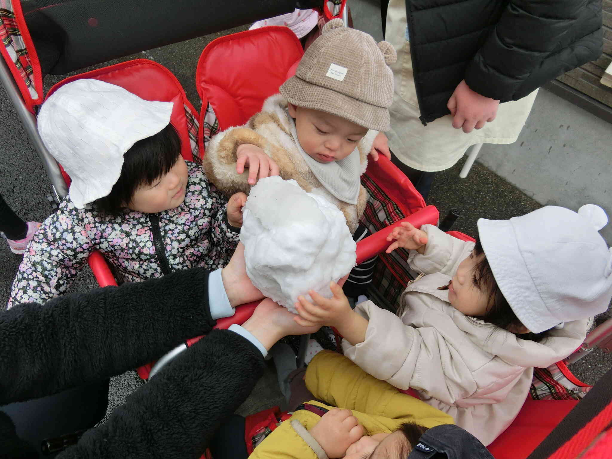 雪の塊を触ってみよう☆