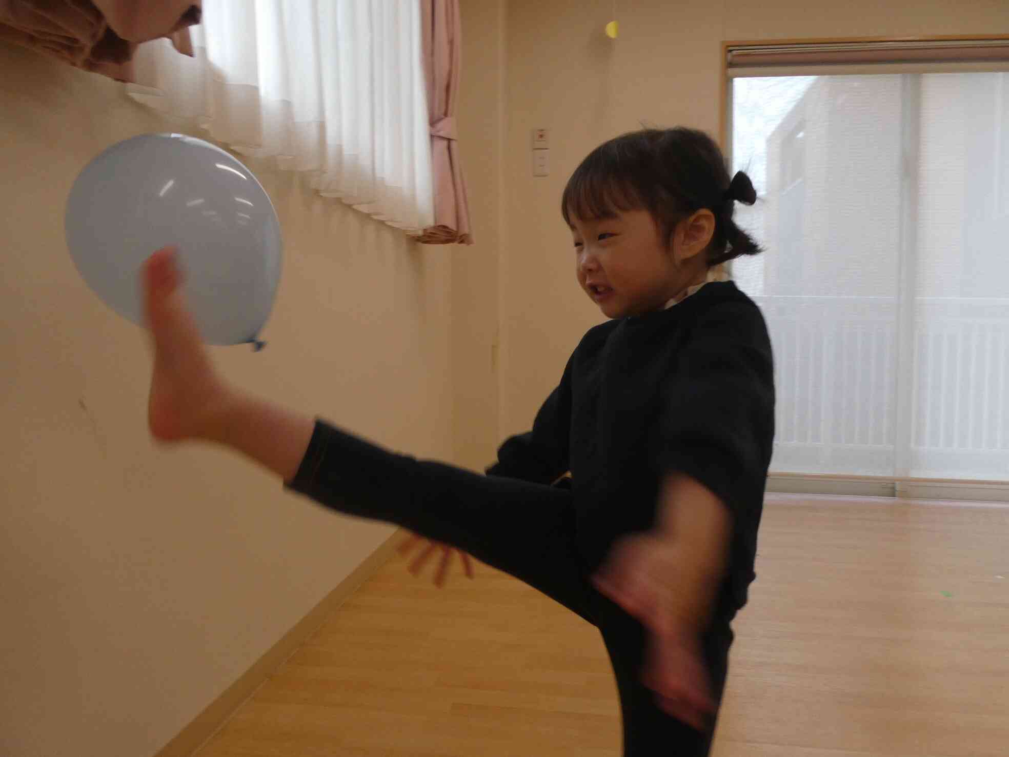 風船向かってキックー！