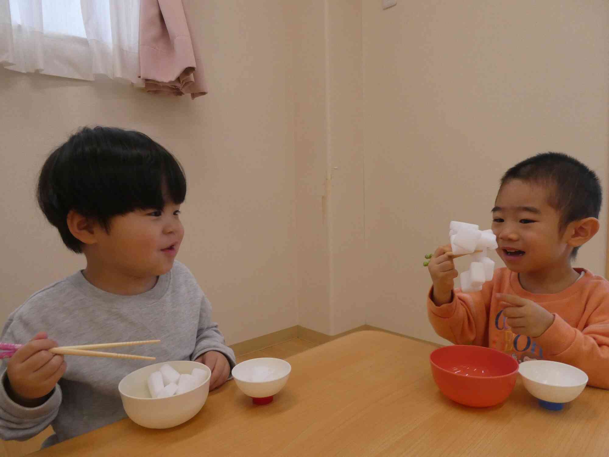 お箸を使って掴んでみよう！