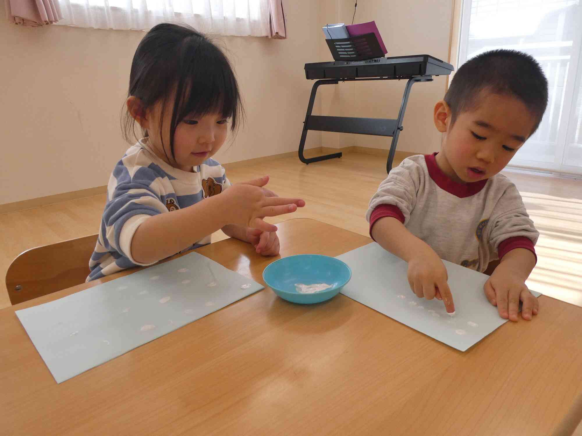 絵の具ペタペタ楽しいな♡